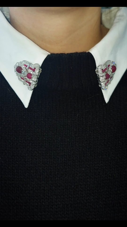 It's an Art Deco Christmas! This is how these stunning dress clips are meant to be worn! Carved and faceted rubies flanked with 7 carats of diamonds set in platinum. A beautiful example of the Art Deco period. Jewelry craftsmanship at its peak in these clips. They can also connect to be a stylish brooch. The colors make it the perfect accessory for the holiday party season
#lakeforestjewelers #artdeco #dressclips #artdecojewelry #artdecoclips #artdecobrooch #artdecofashion #artdecostyle #jewelry #jewelrygram #estatejewelry