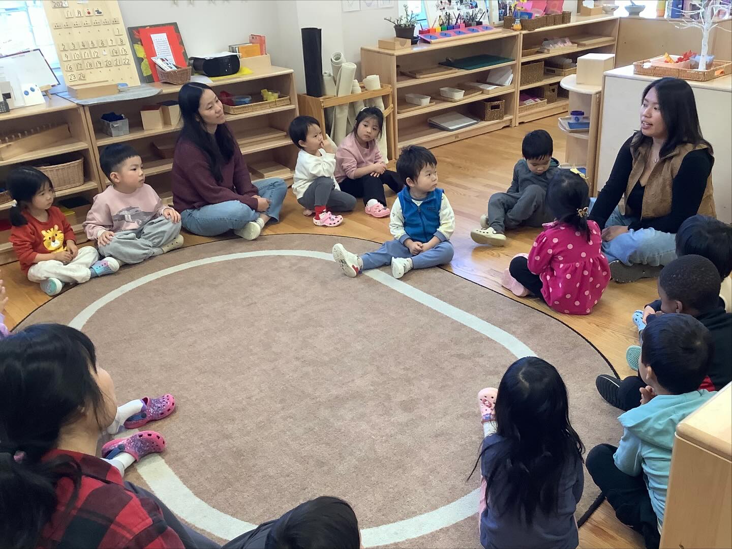 Our beloved Ms. Gloria returned to Sunrise for a visit! Even though she’s now a Primary Class Consultant, she still makes time to connect with our children. She joined circle time and the children were so excited to see her. Such a wonderful highlight during this holiday week! 💛📚✨
#sunrisemontessorinatick #primaryclass #circletime #reading