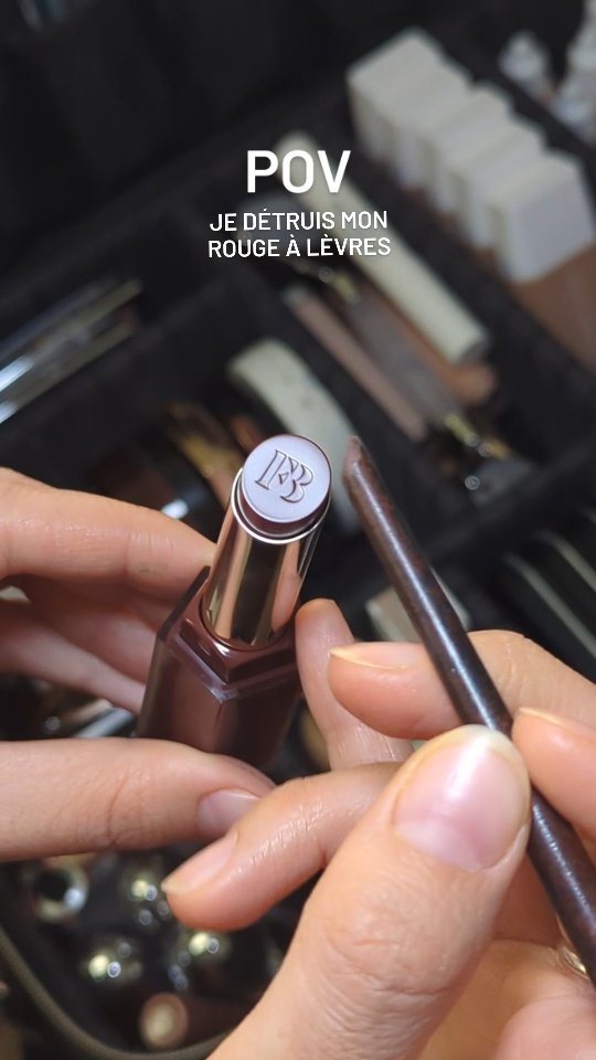 Satisfaction ultime de maquilleuse !
La beauté des packagins de @fentybeauty 😱
Merci @niceworkparis
On prélève, on ne met pas le RAL directement sur les lèvres de nos clientes par souci d'hygiène.
____________________________
#maquilleuselyon #makeuplyon #makeupcloseup #makeuppackaging