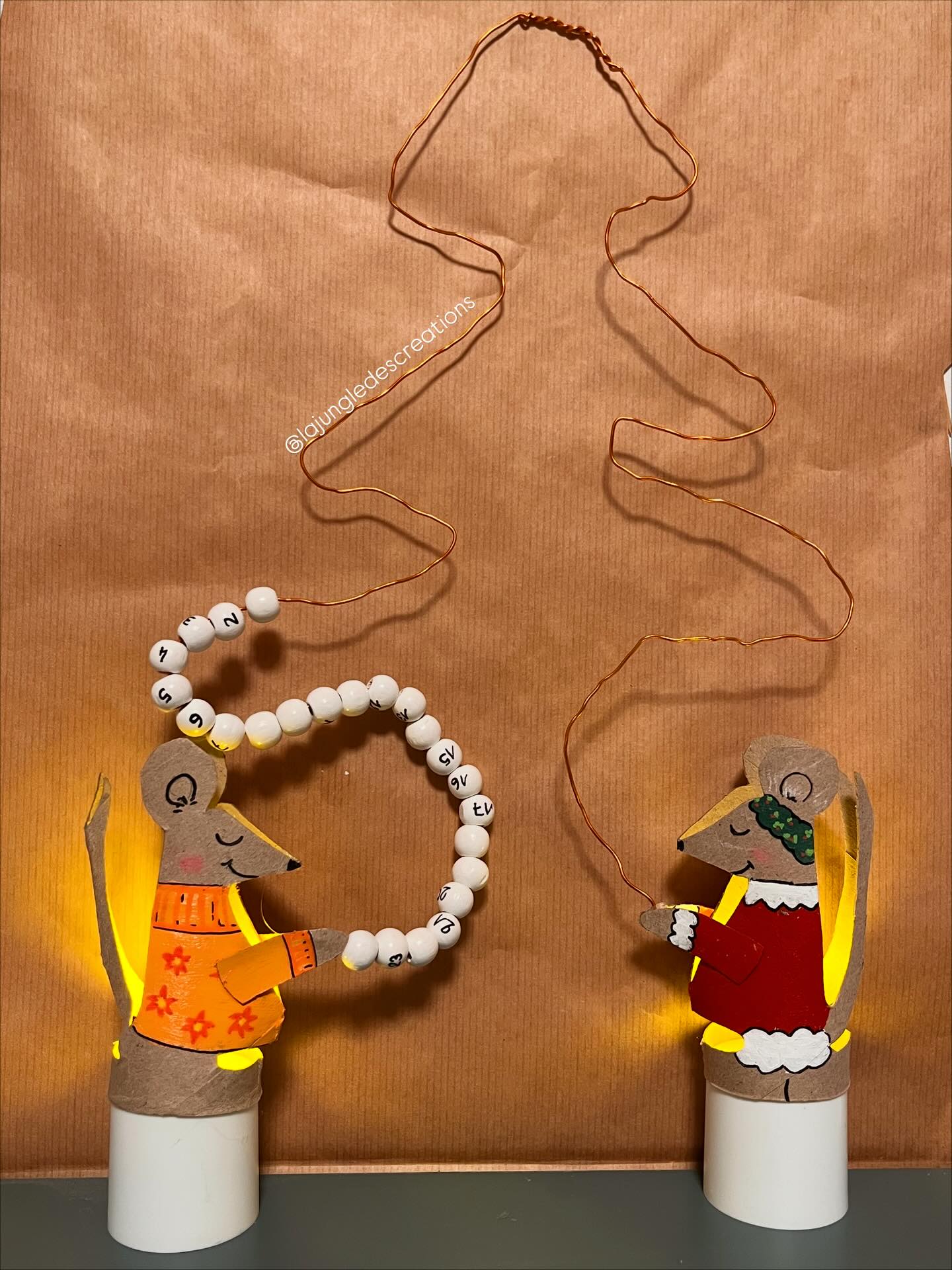 🇬🇧The Advent Mice – a sweet DIY countdown 🎄🐭
There are so many ways to count down the days until Christmas…
At home, the excitement has already started — the kids keep counting the days, again and again, waiting for the magic to begin!
So this year, I have imagined a extra cute Christmas countdown guarded by two tiny cute mice.
🐭Materials
For the mice:
- Toilet paper rolls
- Pencil
- Scissors
- Glue *
- Paint *
- Posca markers *
For the countdown:
* 24 white wooden beads *
* 1.5 mm aluminium wire *
* Fine black Posca marker *
* Hot glue gun – product kindly offered by @cleopatre_collesetcouleurs (non-paid collaboration)
*Products from @panduroofficial
🐭Step-by-step:
(Find the full tutorial on my blog – link in bio)
1. Make two little mice from toilet paper rolls.
2. Number 24 white beads and thread them onto the wire.
3. Attach each end of the wire to the mice’s hands using hot glue.
4. Shape the wire into a Christmas tree.
💡 Tip: place your mice on LED candles for a glowing touch and extra stability ✨
👉And did you notice? The little white beads, like snowflakes, travel from the Autumn Mouse 🍂 to the Winter Mouse ❄️
—
🇫🇷Les souricettes de l’Avent – un décompte DIY à croquer 🎄🐭
Il existe mille et une façons de compter les jours avant Noël…
Chez nous, l’impatience est déjà à son comble : chaque matin, les enfants comptent et recomptent les jours avant la grande fête !
Alors cette année, on a imaginé un décompte aussi tendre que créatif : un boulier de Noël gardé par deux petites souris toutes douces
🐭Matériels et réalisation :
Voir ci-dessus en anglais ou pour la réalisation détaillée, le pas à pas complet est sur mon blog – lien en bio
👉Et vous, avez-vous remarqué que les petites perles blanches, comme des flocons de neige, glissent doucement de la souris d’automne 🍂 à la souris d’hiver ❄️?
—
DIY Advent Calendar | Festive Crafts | Kids Crafts | Recycled Crafts | Christmas Crafts | Cardboard Crafts | DIY Christmas | Activités Manuelles pour Enfants | Noël | Advent | Avent
—
#defidesmainscreatives #adventcalendar #christmascraft #recycleandplay #tprollcrafts #upcyclingcrafts #panduro #panduromyway #diynoel #julpyssel #pysseltips