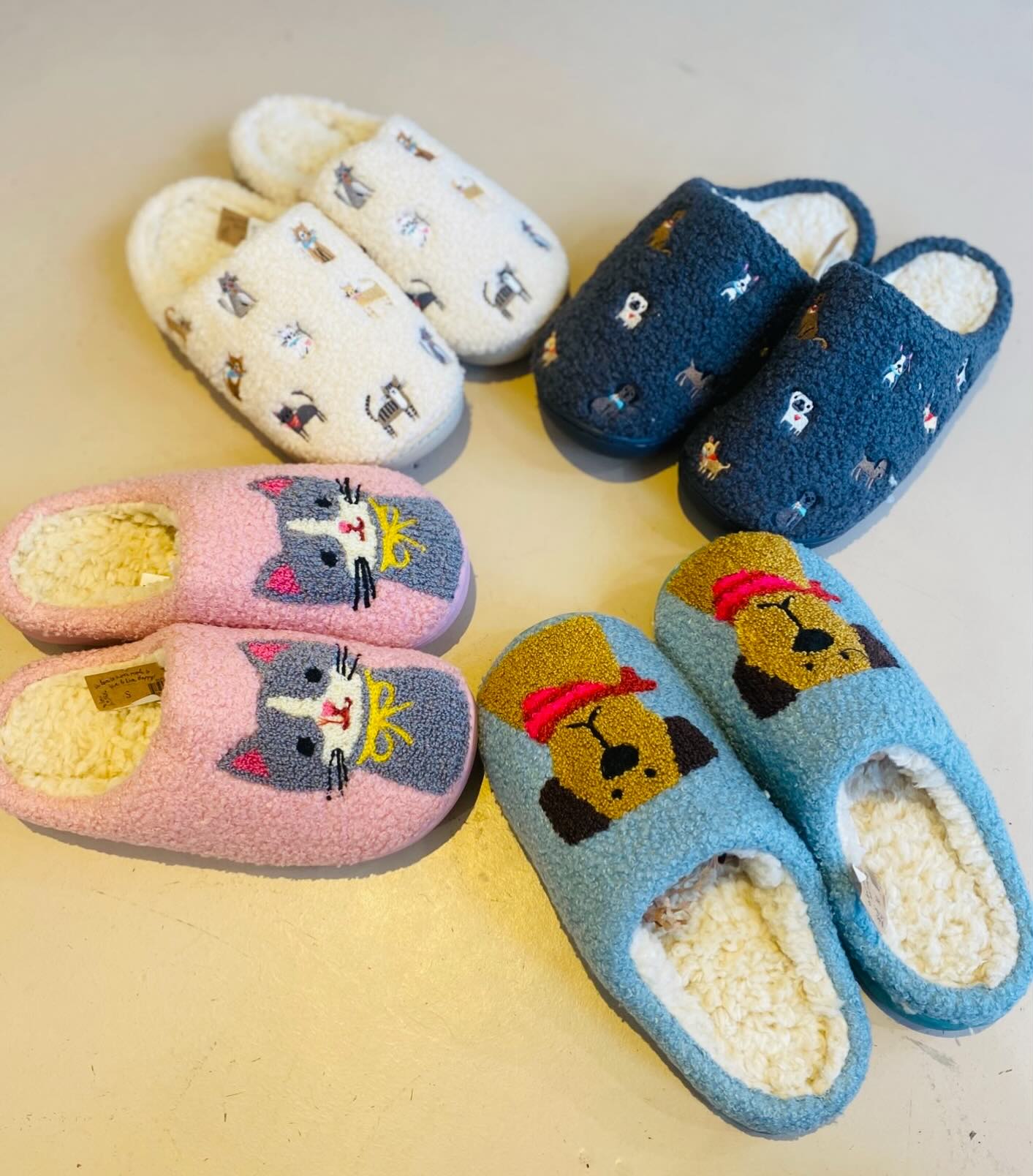 Comfy, cozy and so cute! Are you a cat or dog person?
#slippers #cat #dog #person #gits