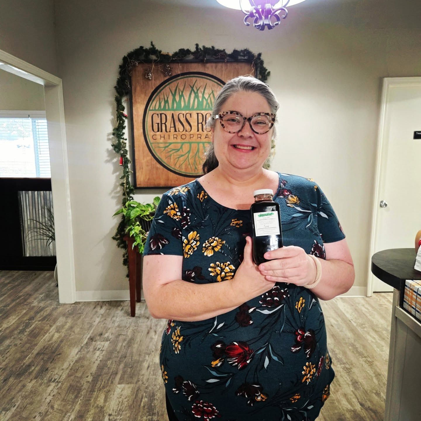 @chronicallyillbutfullofjoy_me picked up her @mendedwithnatureok Elderberry syrup from our November wellness giveaway! ✨️
Grab some of this immune booster that has been described as tasting "like Christmas! 🎄
🌱