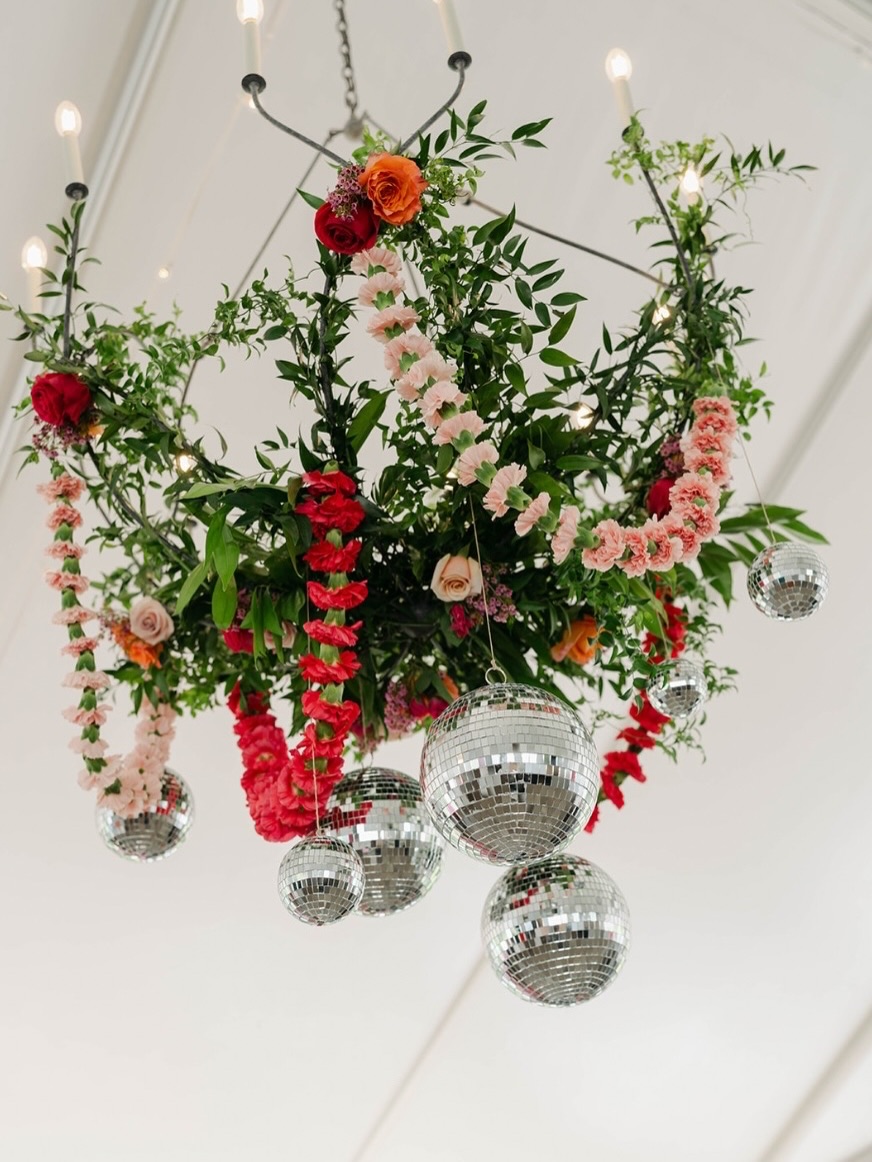 How fun are these chandeliers?
⠀⠀⠀⠀⠀⠀⠀⠀⠀
Loved the unique vision from this couple. Brought to life by @wildflowerweddingsevents and shot by @isabelbrachophotos.
⠀⠀⠀⠀⠀⠀⠀⠀⠀
Glen Ellen Farm | historic & garden wedding venue in Maryland | now booking 2027 weddings.