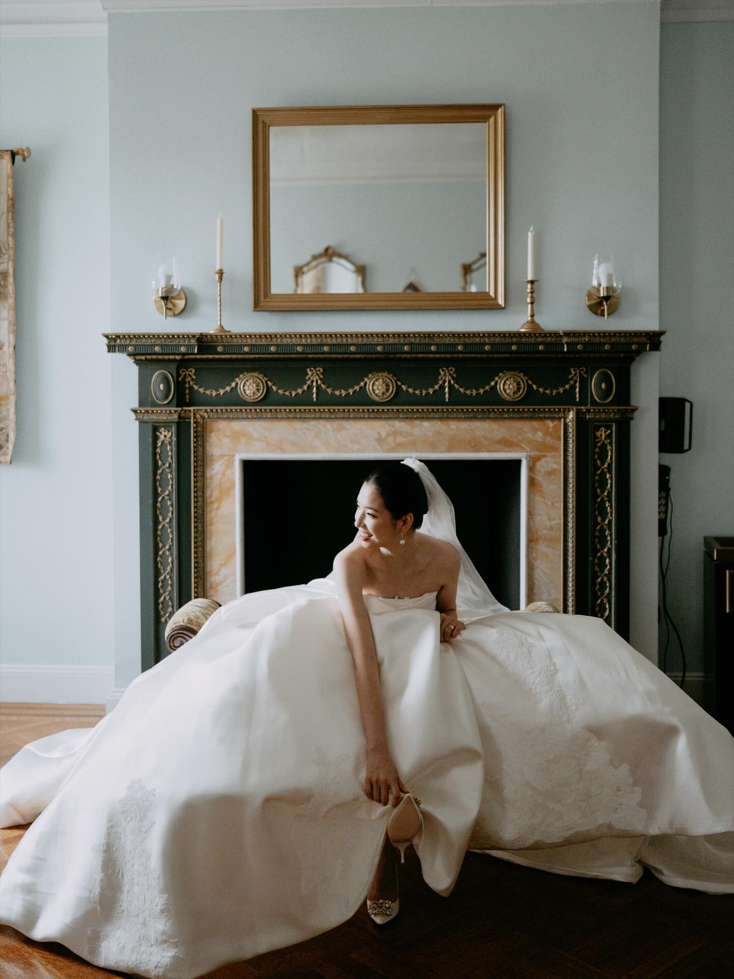 Taking a quiet moment during the wedding day, letting the mood settle, slowly and naturally, as time moves on.
Thankful for how these moments were captured through the Lens of @ximuworks_ 📷
Planning & Floral by @floraland.weddings.events
Venue: @deseverskymansion
#WeddingMoments
#floraland
#newyorkwedding
#WeddingCalm
#longislandwedding