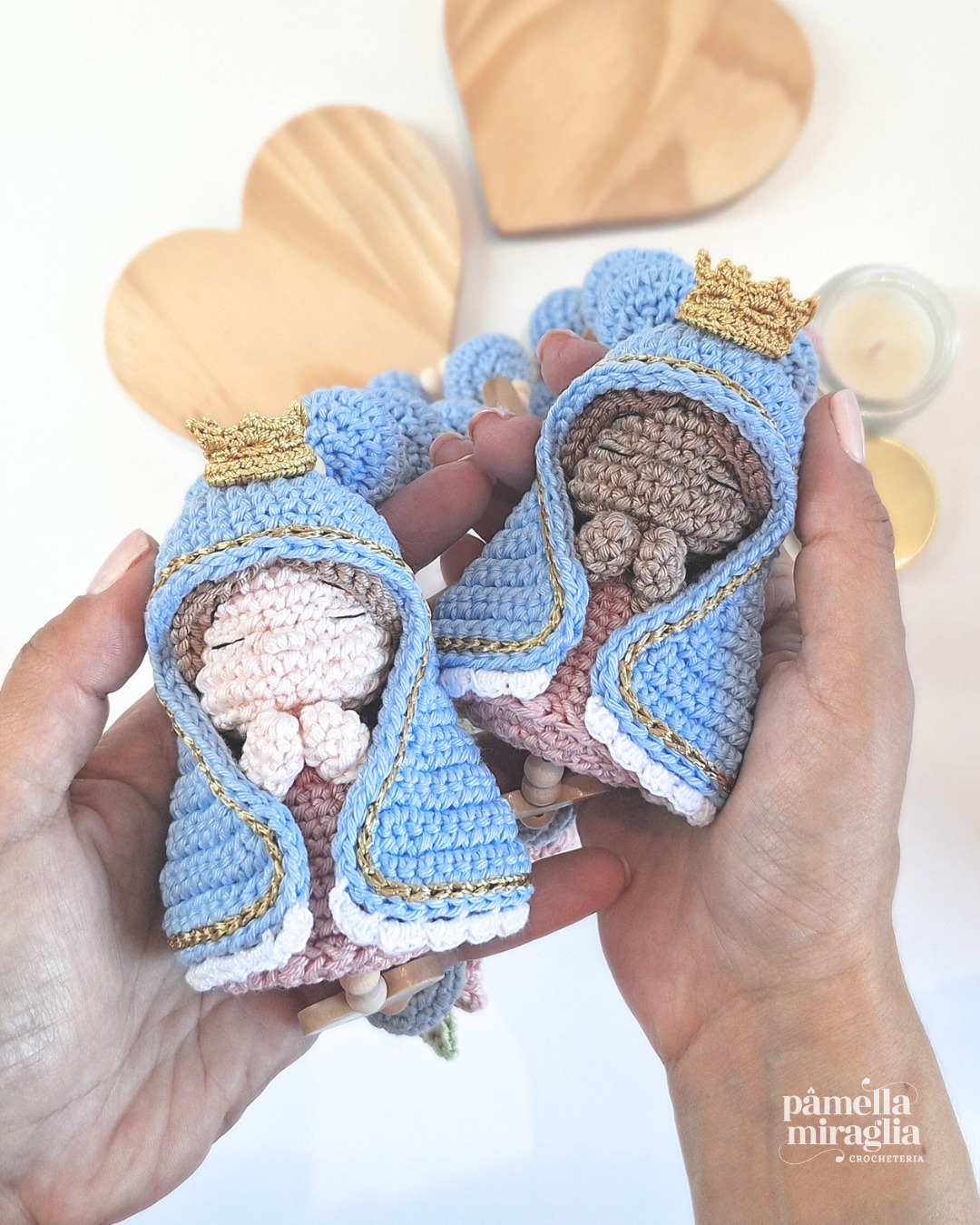 A Dezena Mãezinha do Céu é mais que uma peça de decoração: é um gesto de amor e proteção. 🙏🏻
Cada dezena é artesanal, cheia de detalhes, feita ponto a ponto e única, como cada história de fé.
▫ Fio 100% algodão, garantindo um toque e maciez sem igual.
▫ Tamanho aproximado: 50cm de ponta a ponta. Santinha com 10cm.
▫ 100 cores disponíveis para você escolher.
Ela com certeza foi feita para emocionar, abençoar e eternizar momentos especiais. Entre em contato comigo para saber mais. 🩷
.
.
.
#dezenamãezinhadocéu #feitoamão #crochê #crochet #santinhacroche #batizado #quartoinfantil #quartodebebe #decoraçãoinfantil #primeiracomunhão #primeiraeucaristia #féquedecora #enfeiteportamaternidade #terçoinfantil #decoração #quartoinfantil #terçoemcrochê