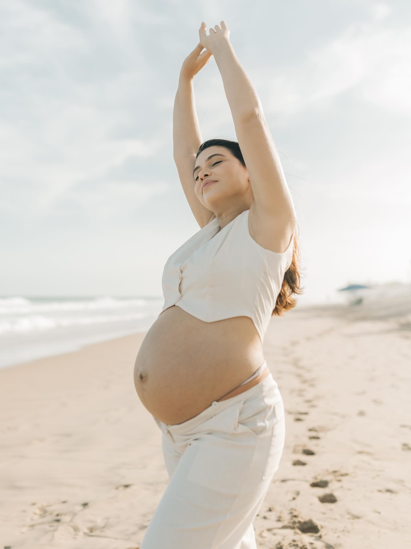 Algumas fases da vida pedem uma pausa para contemplar. A gestação é uma delas. Num final de tarde, com o céu aberto e a brisa do mar, Jessica e Igor viveram esse momento com alegria e muita conexão à espera de Miguel.
Esses meses passam mais rápido do que a gente imagina.
E por isso, escolher registrar essa fase é uma forma de honrar o que está sendo vivido hoje e cultivar memórias para o amanhã.
Registrar a gestação é eternizar o início de uma história que nasce muito antes de seu bebê chegar. Para informações sobre meus ensaios de gestante, o link está na bio.