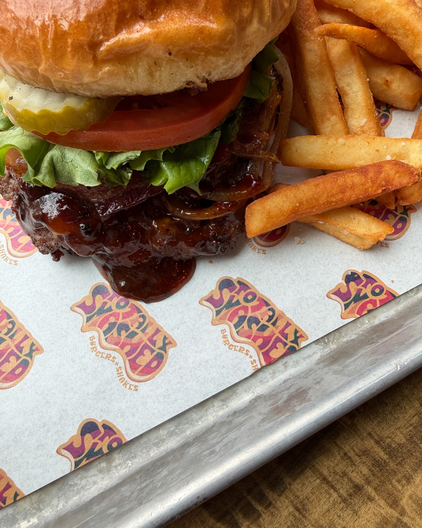 The Jammin’ Bacon at Totally Smashed. It’s loud, it’s sticky, it’s stacked with bacon and sweet heat.. and it’s not here to play nice. If you’re into big flavor and bigger messes, this one’s calling your name.
Now on the menu for a limited time. Bring napkins and zero shame.