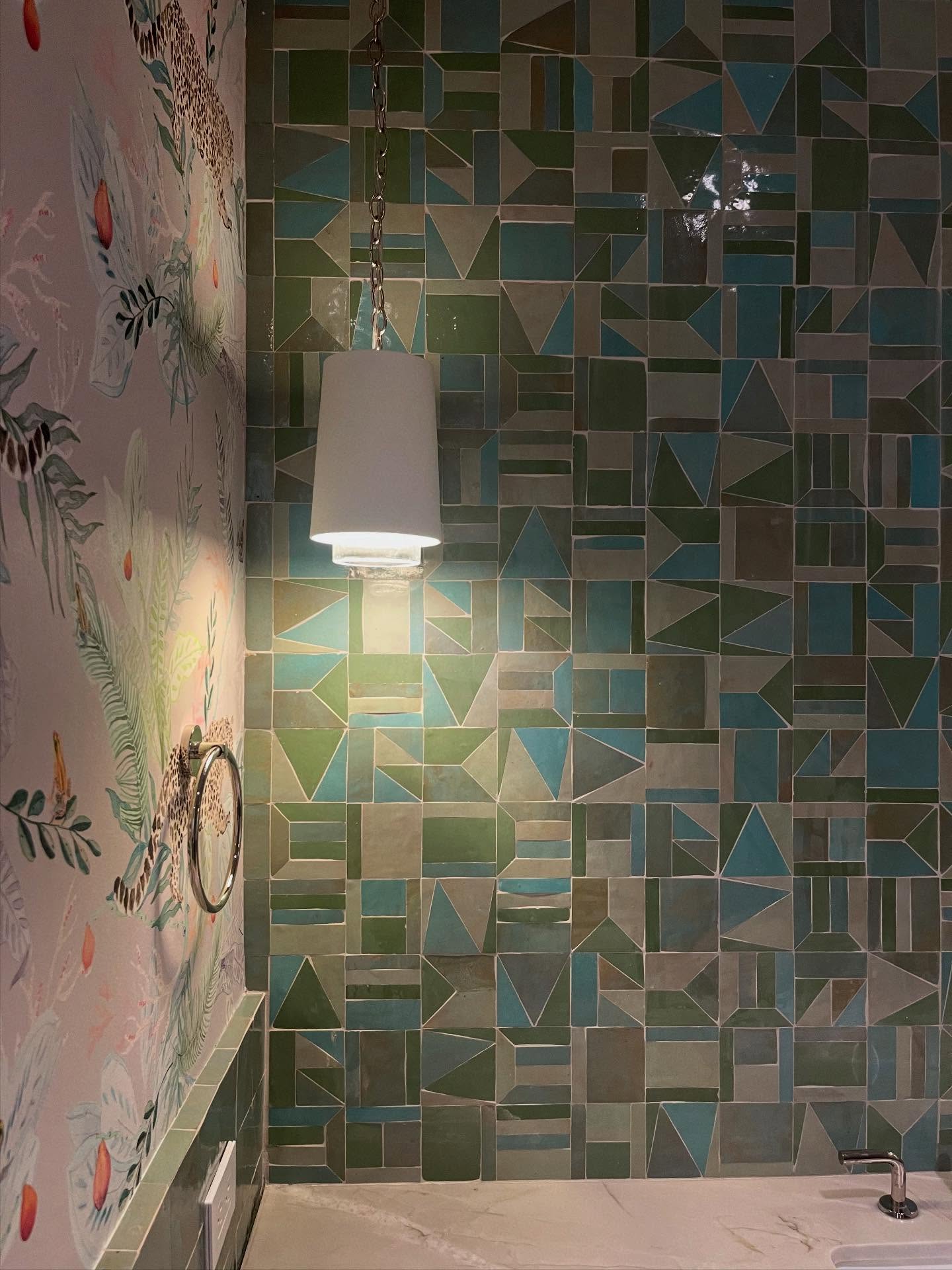 This powder bathroom is perfect for all the holiday hosting activities!🤍✨
Love this beautiful custom zellige from @jenniferwmartinez