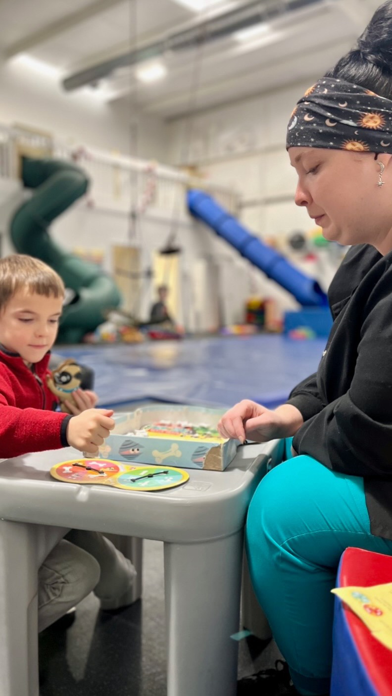 Taking turns spinning the wheel in a game makes for a perfect way to practice those “sp” sounds!???
#speechtherapy #playlearnachieve #hoggtherapy