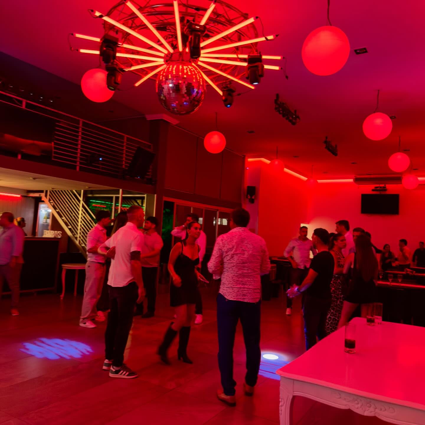 Noches que no se improvisan. NOCHES QUE SE DISEÑAN 🙌🏻
Cuando la noche se enciende, los sentidos toman el control 🎶
Buena música, luces que envuelven y momentos que se viven sin apuro.
Esto también es PREGO 🌙🌒
En #PREGO, las noches se sienten 💃🏼
📲 Consultas y reservas: escribinos al WhatsApp 221 459-5615 y empecemos a diseñar tu evento a medida ✅