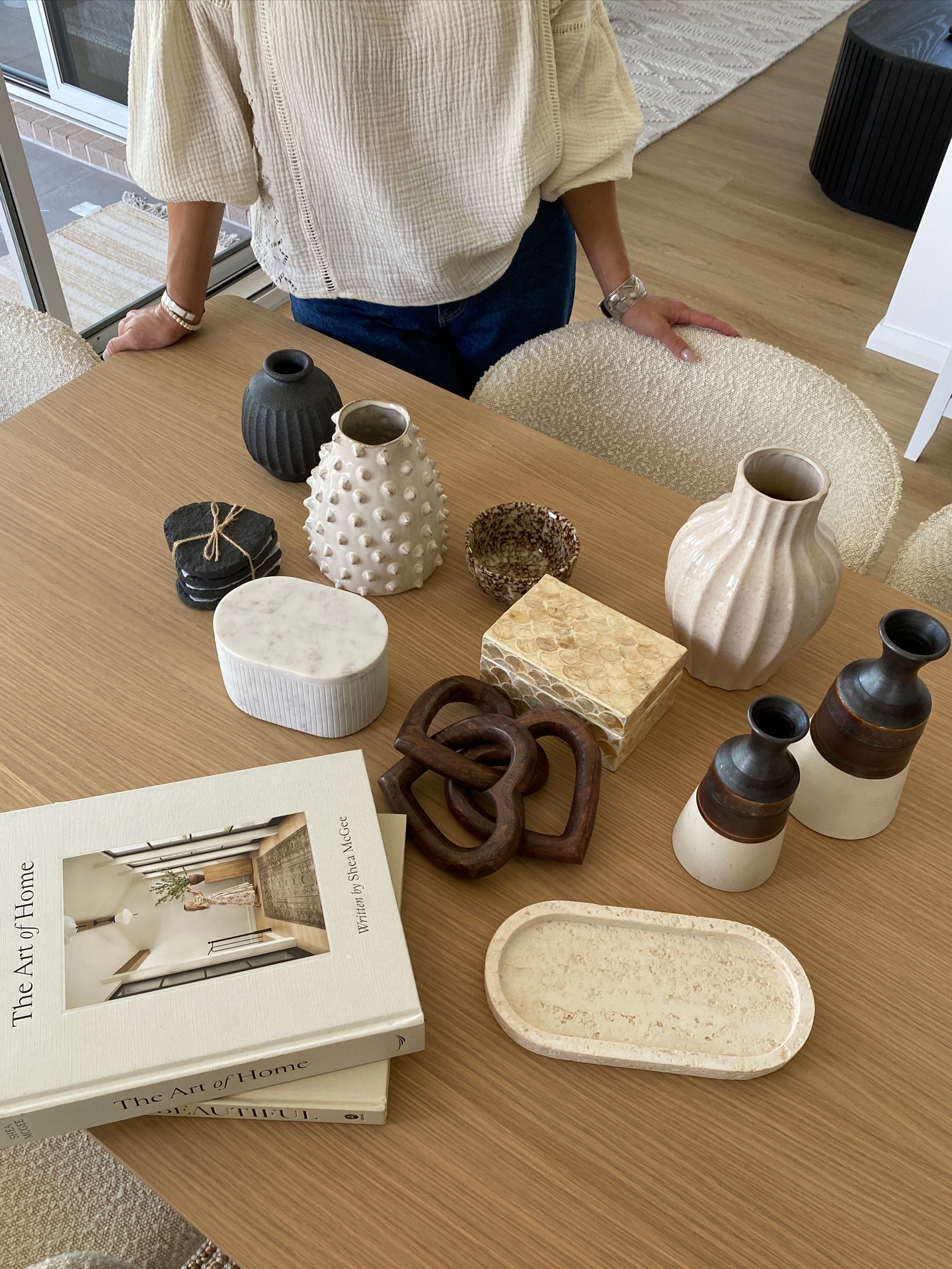 Interior Styling | Some home decor pieces from a styling project I recently completed. Creating a cohesive look is what makes a space look considered and luxurious. The look for my stylish client’s home was natural luxe with a touch of japandi.
I just loved these pieces, the mix of textures, sizes and shapes.
When your home feels almost right but not quite there and you’d like it magazine worthy then decorating with the perfect homewares and art really elevates the whole look.
#styledbymelmardesign #homedecor
#interiorstyling #japandi #newcastlestylist #luxeinteriors