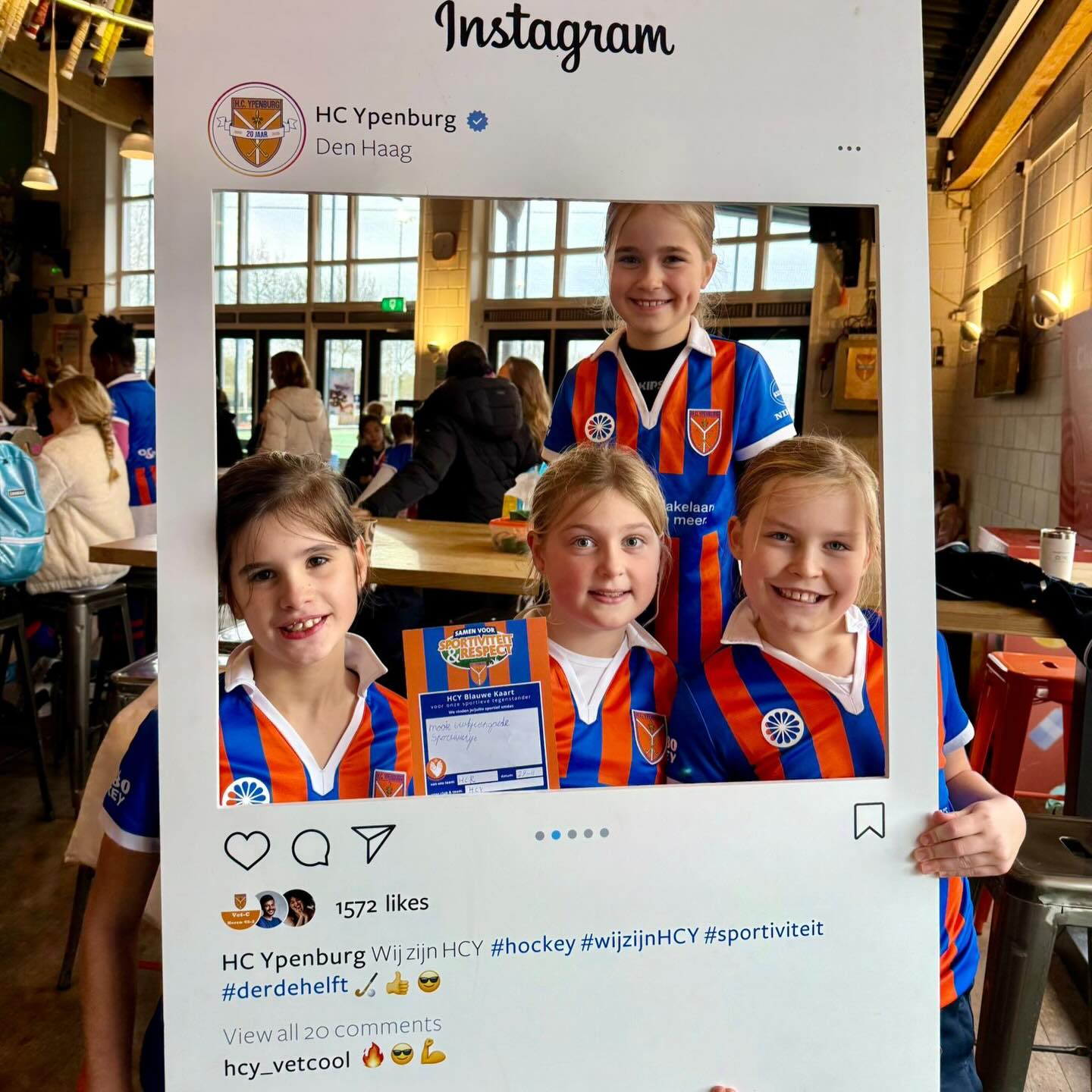 Vandaag mochten de meiden van MO9-wit een spannende pot spelen tegen Rotterdam. Het was wederom een leuke wedstrijd waarbij we dit keer zelf met de winst van het veld liepen.?
Complimenten voor alle meiden voor de sportieve pot en de blauwe kaarten zijn uitgewisseld. Een mooie afsluiter van deze competitie. Uiteraard ook complimenten voor de moeders die stonden te shinen achter de bar! ?