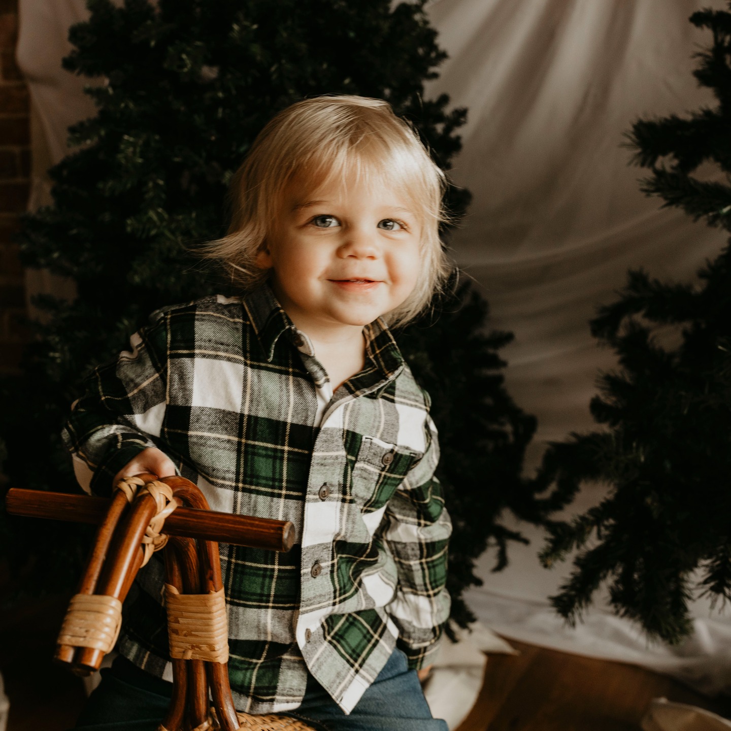 ✨ Christmas studio sessions wrapped up ✨
This year’s families showed up stunning — coordinated outfits, big smiles, and not a single tiny human meltdown in sight (a Christmas miracle 🎄). After their photos, everyone got a little treat and some appetizers, which made the studio feel extra cozy.
I wish the day had been longer so I could really love on each and every one of you, but goodness, I’m so grateful I got to see all your precious faces. ❤️
Until next year, friends!