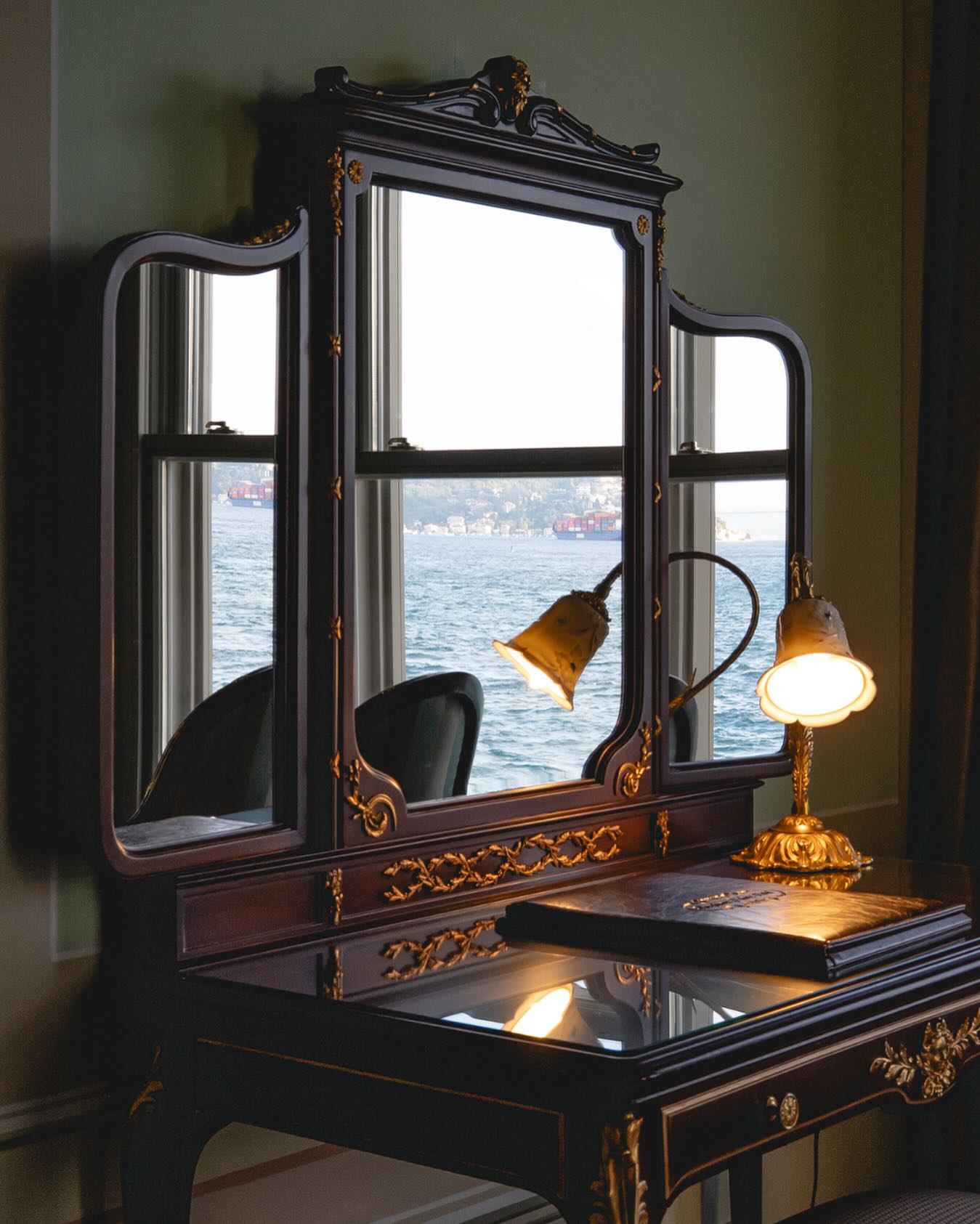 Bosphorus Palace Hotel’de her detay, estetiğin zarif bir ifadesine dönüşür. ✨
At Bosphorus Palace Hotel, every detail becomes a refined expression of artistry. ✨
#BosphorusPalaceHotel #istanbul #heritagehotel #timelessdesign #boutiquehotel #artistry