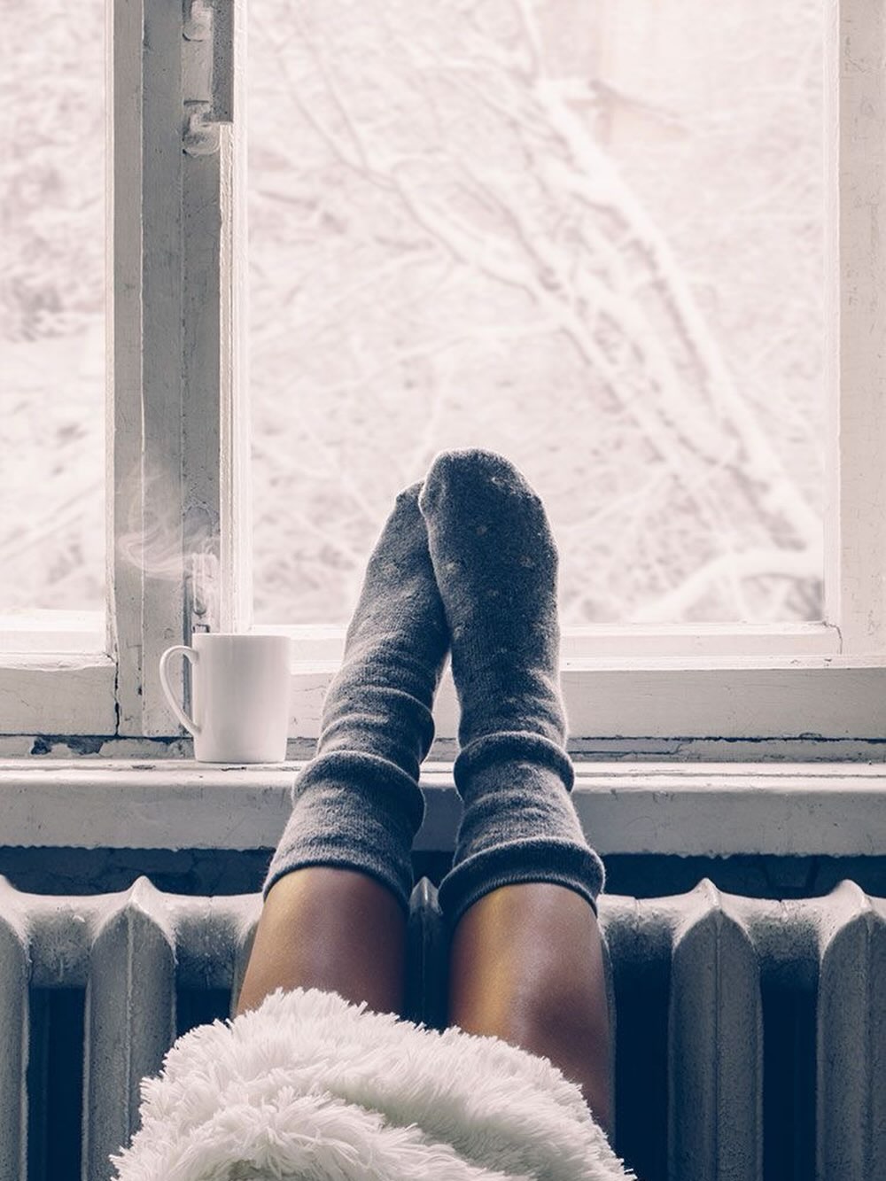 ❄️ Day 7
Create a Soft Moment on this Snowy Sunday
Your nervous system responds deeply to gentle sensory cues.
✨ Practice:
Soft blanket
Warm drink
Dim light
Candle
Quiet sound
Slow breath
✨ Why it works:
Soothing sensory inputs shift the body toward safety and calm.
What’s your coziest ritual?