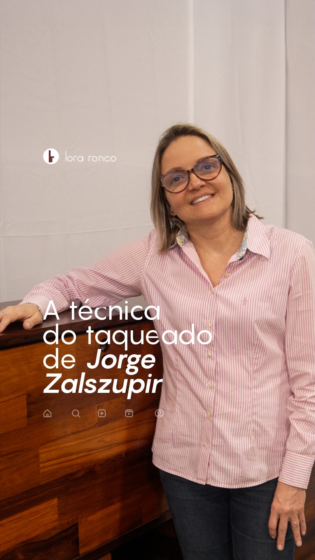A técnica de taqueado, criada por Jorge Zalszupin, é uma das marcas mais emblemáticas do mobiliário moderno brasileiro.
Mais do que um acabamento estético, o taqueado nasceu da busca por soluções inteligentes de produção e melhor aproveitamento da madeira, uma verdadeira lição de design e sustentabilidade.
Ao fragmentar as lâminas de jacarandá em módulos menores, Zalszupin reduziu o desperdício, suavizou as diferenças de tonalidade e facilitou o revestimento de grandes superfícies.
O resultado é um acabamento que combina precisão técnica, racionalidade e poesia visual. Um gesto que transformou a limitação em linguagem.
📍 Conheça o acervo da Galeria Lora Ronco
www.loraronco.com.br
📞 (11) 99122-7578
#jorgezalszupin #mobiliáriomodernobrasileiro #designbrasileiro #loraroncogaleria #braziliandesign #curadoriadedesign #midcenturybrazil #taqueado #jorgezalszupin