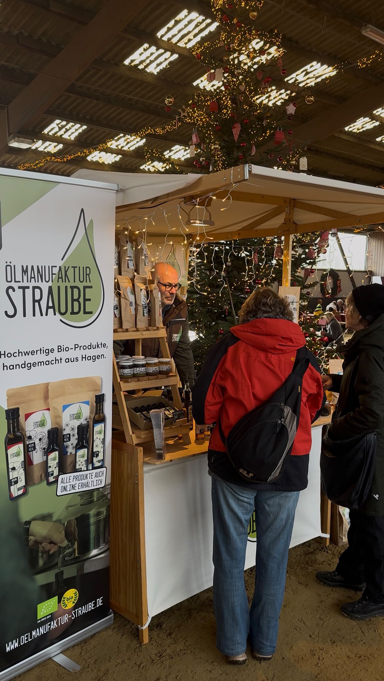 🎄Heute waren wir mit freigefühl auf dem Tückinger Weihnachtsmarkt und hatten das große Glück, den Stand von Ölmanufaktur Straube aus Hagen zu besuchen! 🙌✨ Wir haben ein kleines Interview geführt sowie durch die Öle geschnuppert und mit dem Macher gequatscht. Spoiler: Ganz schön beeindruckend, was da in Handarbeit bei rumkommt!
🌿 Ölmanufaktur Straube steht für hochwertige, kaltgepresste Bio-Speiseöle – nativ, vegan, aus regionalen Saaten und Nüssen. Dazu kommen Bio-Würzöle mit Kräutern oder Chili, und sogar aus dem Presskuchen entstehen glutenfreie Mehle, Nachhaltigkeit und Geschmack, ganz klar!
👉 Wenn ihr Bock habt, eure Küche mit echten Handwerks-Ölen zu erweiterten, dann schaut unbedingt bei Straube vorbei: www.oelmanufaktur-straube.de 🌱
Und psst … Part 2 kommt schon morgen, da gibt’s richtig coole Insights und ein tolles Produkt😉 Also dranbleiben, liken, kommentieren & teilen! ❤️
#freigefühl #weihnachtsmarkt #hagen #ölmanufaktur #bioöle #nachhaltigkeit #regional #handmade #supportlocal #weihnachtsstimmung #foodie #regional