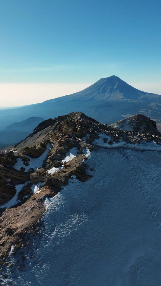 Iztaccíhuatl: Así Cambia tu Ascenso por el Deshielo ⚠️
Este impresionante metraje aéreo revela la verdad: el glaciar de la Panza de Iztaccíhuatl ha disminuido drásticamente, dejando expuesto un paisaje árido, inestable y peligroso.
La transformación de la montaña por el cambio climático afecta directamente a todo montañista:
1. 🧗 Seguridad y Terreno
•Pérdida de Nieve y Hielo: Antes, las rutas como la de "Los Pies" requerían el uso de pico y crampones sobre hielo o nieve compacta. Ahora, gran parte de la ruta está cubierta por acarreo (roca suelta y arena volcánica) y terreno muy inestable, especialmente en la parte alta.
•Riesgo de Desprendimientos: La exposición del terreno rocoso y la pérdida de la capa de hielo que actuaba como "pegamento" aumenta el riesgo de caída de rocas y desprendimientos. La ruta se vuelve técnicamente más compleja y físicamente más exigente.
•Condiciones Variables: El hielo remanente es a menudo hielo negro o glaciares pequeños y fragmentados que pueden ser muy duros e impredecibles, incrementando el riesgo de resbalones.
2. 💧 Logística e Hidratación
•Dependencia Total de Agua Externa: Los montañistas deben llevar mucha más agua desde el inicio, ya que las fuentes naturales que solían depender del deshielo se han secado o son inseguras.
3. 🌡️ Meteorología
•Mayor Exposición: Sin la vasta capa de nieve y hielo, la roca absorbe más calor durante el día, pero también permite que la temperatura caiga más abruptamente de noche.
El Iztaccíhuatl es una montaña viva que nos exige una preparación más rigurosa y un respeto aún mayor. El ascenso ya no es solo una prueba de resistencia, sino un encuentro con la crisis climática.
Montañista y turista. Te invitamos a informarse antes del ascenso, cuidar su seguridad y ascender con conciencia.
#MontañismoMX #Iztaccíhuatl #Deshielo #SeguridadEnMontaña #Ascenso #CambioClimático