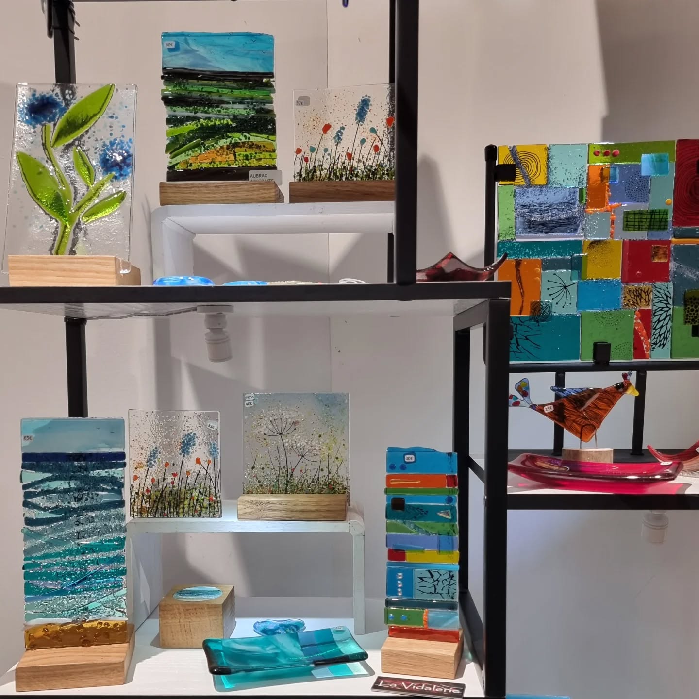 Avez-vous déjà visité @asso.artisens à St Geniez ? C'est une boutique charmante regorgeant de créations artisanales faites main. Je viens de réapprovisionner mon stand, alors c'est le moment idéal pour venir nous voir 😀