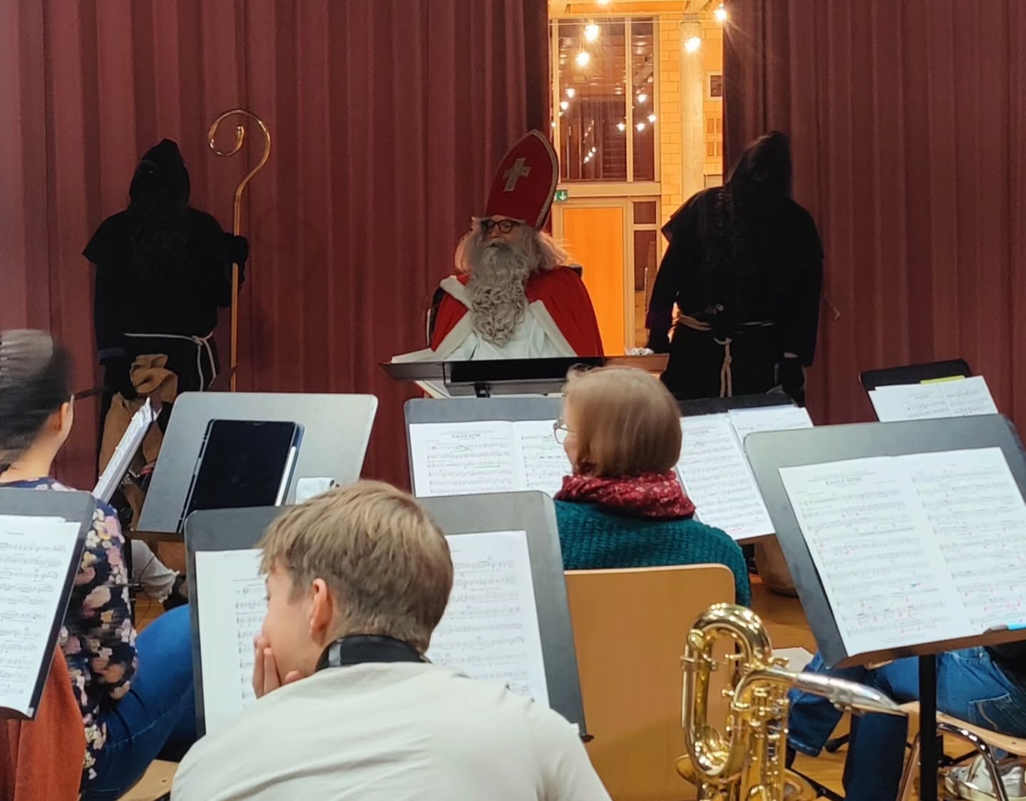 🎅✨In der letzten Probe hatten wir Überraschungsbesuch vom Samichlaus.
Er brachte uns feine Nüssli, Mandarindli und Guetzli 🍊🥜 & wir bedankten uns mit einem Ständli.🎶
Grund genug, die letzte Probe etwas früher zu beenden und in gemütlicher Runde ausklingen zu lassen.❤️
#samichlaus #überraschung #probe #ständli #dankefürdenbesuch #apéro #nüssli #guetzli #danke #vereinsleben #zusammenhalt #blasmusik #musikverbindet #mgwalchwil #walchwil