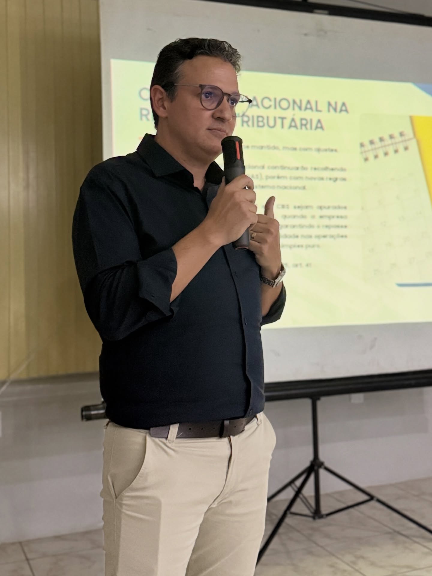 Ontem foi dia de reunir empresários, compartilhar conhecimento e antecipar cenários.
Tivemos ontem nosso encontro sobre a Reforma Tributária, um encontro pensado para orientar, alinhar estratégias e mostrar como cada empresa pode se preparar para as mudanças que estão por vir.
Nosso compromisso é claro: entregar informação de qualidade, traduzir complexidades e garantir que nossos clientes tomem decisões seguras e inteligentes.
Agradecemos a todos os empresários que participaram, contribuíram e fortaleceram esse momento de troca. Seguimos juntos, sempre em busca de atualização e excelência para conduzir negócios ao próximo nível.