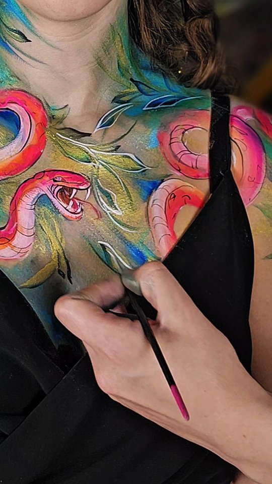 Szukasz wiedzy technicznej? ⬇️
Ogarnijmy to razem:
W tej pracy są 3 warstwy:
👉 Główny obraz – wąż
👉 Dodatki – liście
👉 Tło
Zacznijmy od tła (bo ono zamieszało)
Pierwszy raz (chyba) zrobiłam tak mocne, jednokierunkowe tło.
Nie symetria. Nie klasyczna asymetria.
Tylko jeden kierunek. Widzisz??
Główny motyw (wąż) i dodatki (liście) idą w zupełnie innych kierunkach…
a mimo to wszystko idealnie siedzi.
Na początku próbowałam zrobić symetryczne tło, schodzące centralnie do klatki piersiowej.
I totalnie nie pasowało.
Dlaczego symetria tu nie zadziałała?
Masz swój typ?
Dlaczego Twoim zdaniem symetria tu nie będzie pasowała? Daj znać w komentarzu 💚