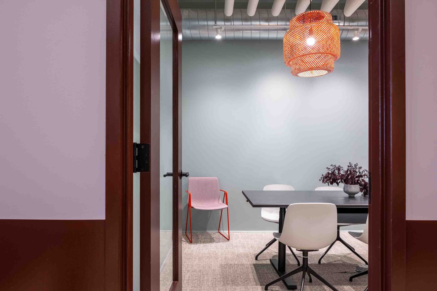 A peak into our #meetingroom called "Bell" named after bell hooks. All of our meeting rooms are named after bold women who weren't afraid to speak their minds, stand their ground or shake things up.
#womanownedbusiness #girlboss #kucharinteriors
📸 @wittefini_photo