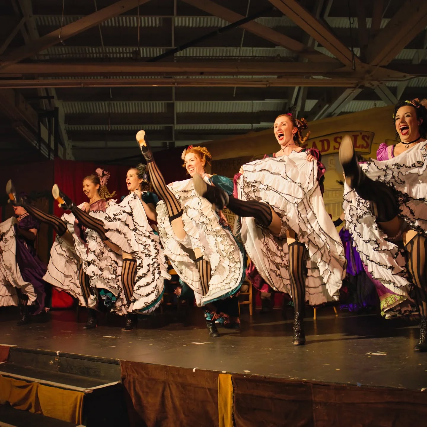 We're still here at @dickensfair today performing at Mad Sal's stage!
Stop by and say hi! 💃🏻
📸 @mrobalino8