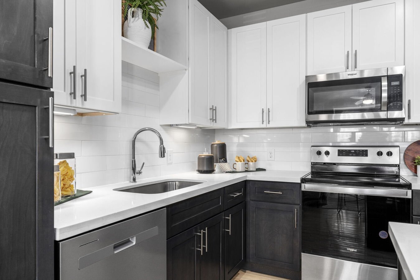 ✨ Cooking made stylish! Our modern subway tile backsplash adds elegance and easy cleanup to your culinary adventures. Ready to upgrade? ? #KitchenGoals #AltairAtThePreserve
#OFallonLiving #PreserveApartments #LiveAtAltairPreserve #STLApartments