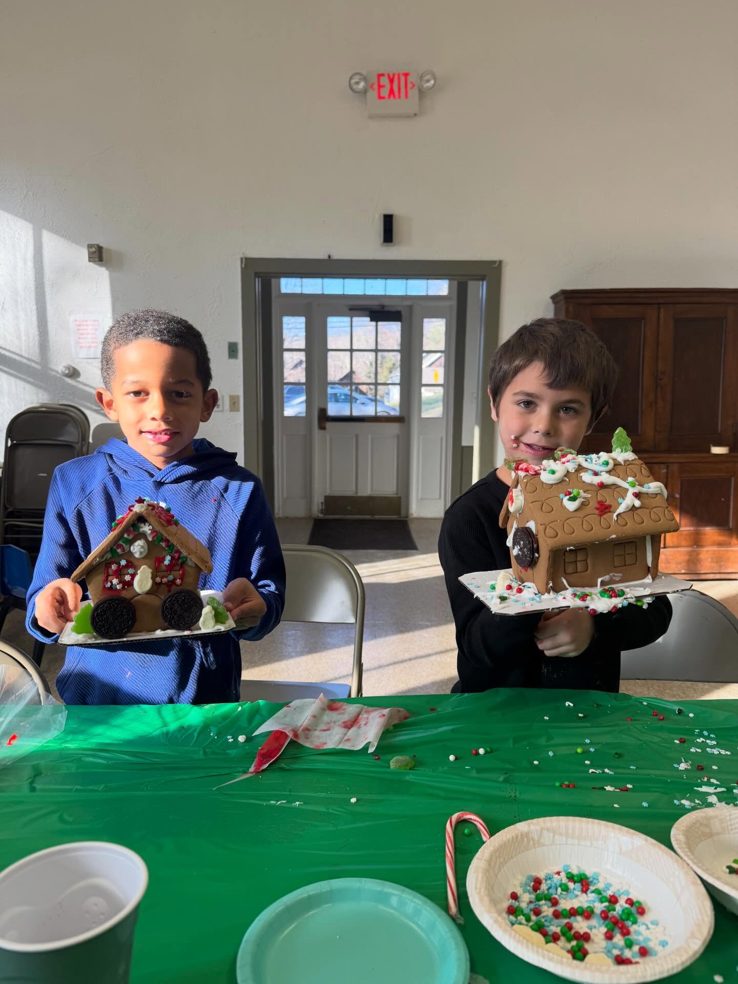 Gingerbread houses, snacks, drinks, laughter, & Christmas books & music. What’s better than that?! We had a blast creating gingerbread houses with this crew on Saturday. 🎄