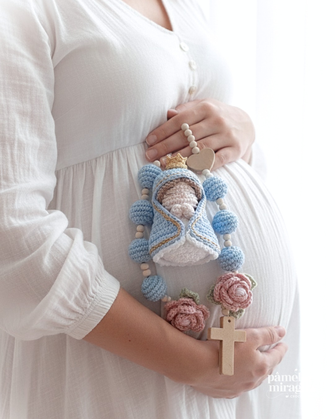 Entre as mãos que acolhem a vida e o ventre que floresce em promessa, repousa também um pedacinho do céu.
É como se a Mãezinha do Céu envolvesse mãe e bebê em um manto de luz, paz e bênçãos.
Porque a maternidade é isso: um milagre tecido ponto a ponto, gesto a gesto, fé a fé. 🙏
#crochê #crochet #crochecatolico #maternidade #mamaeebebe #mãedemenina #mãedemenino #maezinhadoceu #amigurumis #amigurumicatolico #receitaamigurumi #crochetpattern