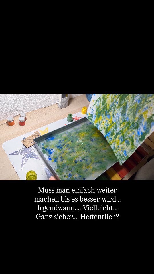 Heute habe ich zum ersten Mal Papiermarmorierung ausprobiert … und ähm … sagen wir so:
Es sieht fürchterlich aus – aber genau das ist okay. 😅
Mir ist wichtig, auch diese echten Momente zu zeigen.
Die, in denen nichts klappt, die Farben fliehen und das Muster macht, was es will.
Weil genau diese Misserfolge später zu Lernerfolgen werden.
Niemand kann etwas von Anfang an perfekt – und das muss auch niemand.
Wenn ihr Lust habt, begleite ich euch gerne weiter durch dieses kleine Chaos. 💛✨
#papermarbling #papiermarmorierung #firsttry #kunstprozess #realartprocess #messyart #artreality #skizzenbuchliebe #creativejourney #learningcurve #artistlife #behindtheart #kunstcommunity #myownartology