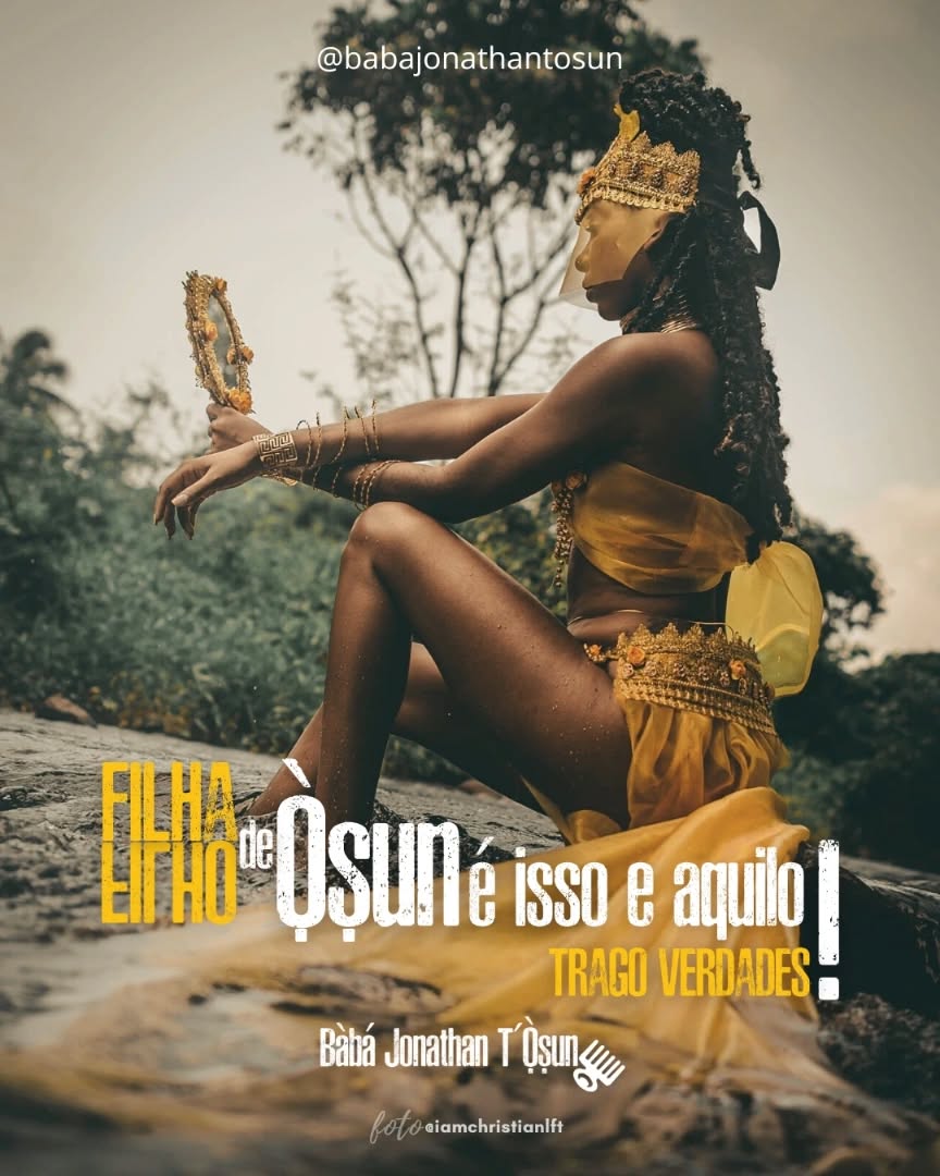 É meu lugar de fala! Logo, o que SEI/VIVO/SINTO.
Muitos falam que quem é de Ọ̀ṣun é dramático/a, melancólico/a, manipulador/a, político/a e sobre sermos intuitivos/as, videntes, sensíveis, amáveis, termos um coração de "ouro"... Já o que poucos falam é, independente de qual seja o/a Òrìṣà olórí (dono/a da cabeça), todo ser humano tem essas características e sentimentos dentro de si. É do mesmo barro que somos feitos. Todos temos um calo e por mais paciente e sábio que alguém seja, pisando-o da forma certa, a paciência é chutada pra longe.
O ser humano tem opiniões, momentos melancólicos, tenta conquistar objetivos pedindo auxílio de outros trocando ideias e o que puderem pra chegar lá. Todo ser humano é suscetível a erro e acerto, e em algum momento da vida já foi ou será manipulador, político, dramático. Todos temos intuição, conexão com o que acreditamos e coração que usamos como dá.
Creio sim em influências espirituais, ancestrais, zodiacais e outras que se conectam a nossa persona e destino. Só que por experiência em ser Bàbálórìṣà e Sacerdote posso afirmar que a responsabilidade de sermos/estarmos de um ou outro jeito é individual. Não é sobre colocação de rótulos, por mais que existam, mas o entendimento de que em nossa fabricação todos os ingredientes existentes da raça humana foram em nós acrescentados ao nascermos, e se não o foram, serão pela própria vida e contato com outros. E para quem cultua a natureza e tem nela uma filosofia religiosa atrativa, também, em algum momento, colocará em si a essência mística e filosófica dos animais, rios, mares e de toda a Criação.
Sou de Ọ̀ṣun, me conheço bem, olho-me no espelho sempre, mas antes sou ser humano! Choro, dou risada, acredito, desacredito, grito, falo baixo, bato palma, bato o pé, mando, desmando, peço, obedeço, crio, destruo, vivo e morrerei um dia. E quando esse dia chegar, certeza de que direi, eu fui eu.
Saúdo aos àwọn Òrìṣà que habitam em nós e dançam a nossa volta em meio às manifestações da natureza, incluindo a humana.
Àṣẹ💛Oore yèyé oò
TXT/ARTE
Bàbá Jonathan T'Ọ̀ṣun IfáTòṣó
@babajonathantosun
DIREITOS RESERVADOS🧐PRESERVE TXT/CRÉDITOS AO REPOSTAR
#oxum #candomblé #umbanda #orixás