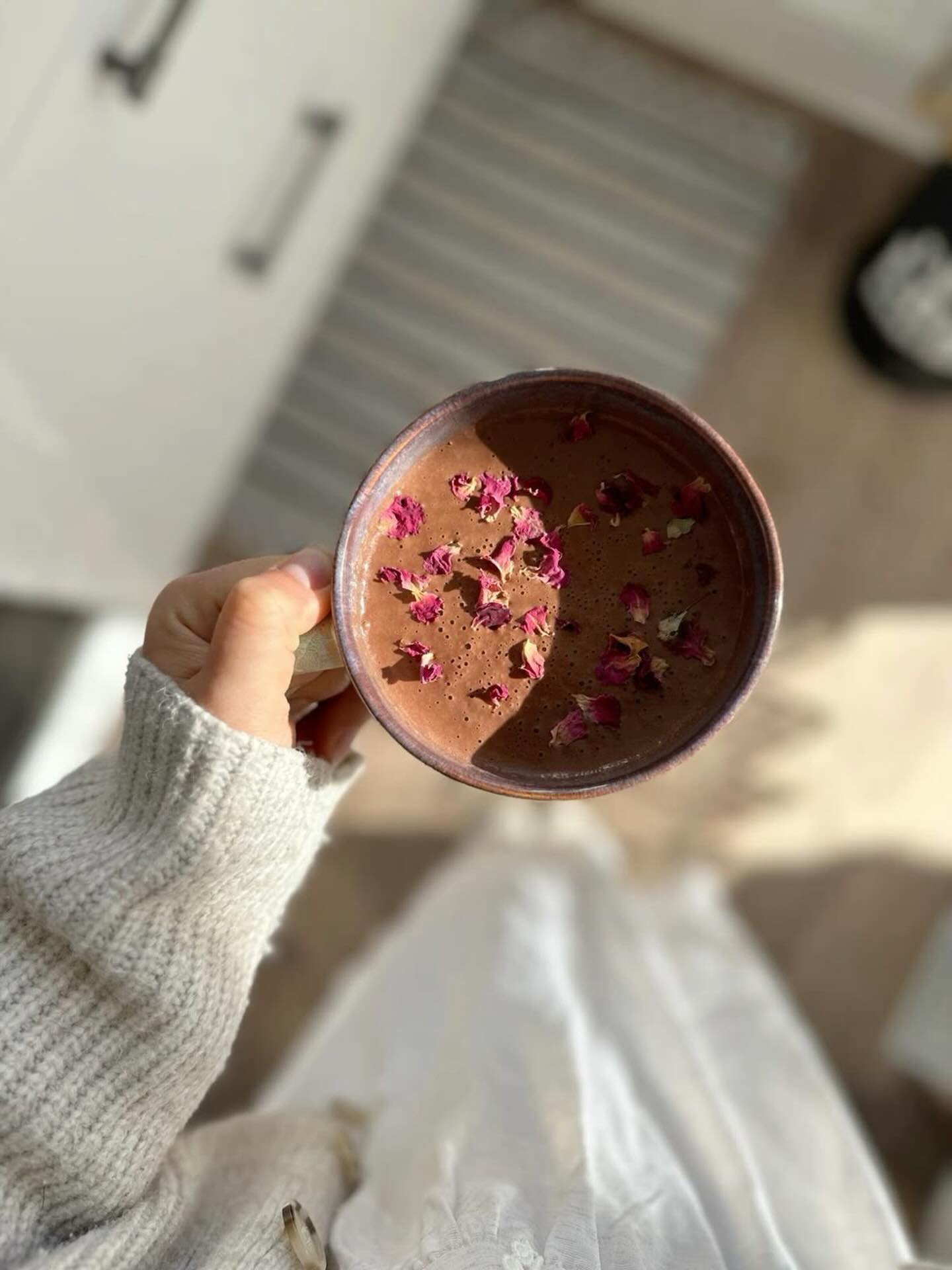 ☕️ Day 11
A Moment With Your Mug
Small rituals can shift your whole nervous system when you do them with presence.
✨ Practice:
Wrap your hands around your mug. Notice the temperature, the scent, the weight of it. Take a long inhale, exhale slowly. Then gently roll your shoulders, stretch your neck, or sway side-to-side before taking a mindful sip.
✨ Why it works:
Engaging multiple senses anchors you into the present moment and interrupts mental overwhelm. Pairing warmth with slow movement relaxes fascia, lowers muscle tension, and calms the vagus nerve.
What did your warm drink invite you to notice today?