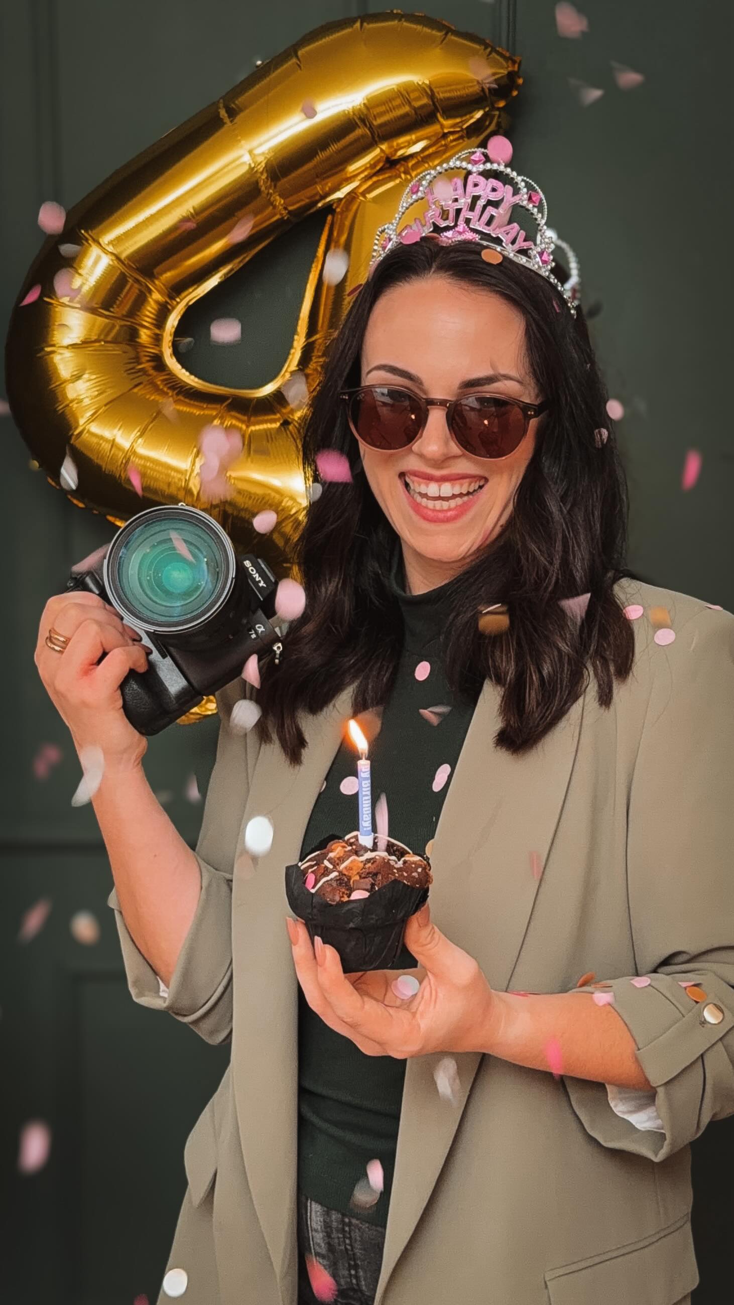 4 Jahre Selbstständigkeit!
Vier Jahre, die mich verändert haben.
Vier Jahre, in denen ich alles gegeben habe – und manchmal sogar mehr als das.
Ich bin gesprungen, weil ich wusste:
Man bereut meistens das, was man nicht gemacht hat.
Aber es wäre gelogen zu sagen, dass ich wusste, wie schwer dieser Weg wird.
Selbstständigkeit und Mama-Sein bedeutet:
Arbeiten, wenn andere schlafen.
Zweifeln, wenn keiner hinsieht.
Funktionieren, wenn das Herz müde ist.
Für alle da sein – und sich selbst dabei viel zu oft vergessen.
Es gab Momente, in denen ich dachte:
Ich kann nicht mehr.
Ich schaffe das nicht.
Ich bin nicht genug.
Und dann kommt ihr.
Mit euren strahlenden Augen,
mit eurer Hand, die meine hält, weil ihr vertraut.
Mit euren Worten, die mich daran erinnern,
warum ich das alles tue. 🤍
Ihr schenkt mir das größte Geschenk, das man einer Fotografin machen kann:
Eure Geschichte.
Euer Vertrauen.
Eure wichtigsten Augenblicke.
Ich durfte einen ersten Atemzug begleiten,
Familien wachsen sehen,
Liebe festhalten, die stärker ist als Worte.
Ich durfte Erinnerungen schaffen,
die vielleicht irgendwann das Einzige sind, was bleibt.
Dafür bin ich unendlich dankbar.
Ich bin 31. Mama. Unternehmerin.
Ausgebucht. Voll im Herzen.
Und so stolz auf die Frau, die ich geworden bin.
Und weil ich ohne euch nicht hier wäre,
möchte ich etwas zurückgeben:
⸻
🎉 Jubiläums-Gewinnspiel – von Herzen
Du kannst gewinnen:
✨ Boudoir-Shooting – Wert über 600 €
→ Shooting + Styling + 20 Fotos
ODER
✨ Familien-/Couple-Shooting – Wert über 500 €
→ Shooting + 20 Fotos + Leporello
Teilnahme:
1️⃣ Folge mir
2️⃣ Beitrag liken
3️⃣ Markiere mindestens 2 Personen, die es ebenso verdient hätten
4️⃣ Extra-Los: Beitrag in der Story teilen & mich markieren
(Bei Privatprofil: Screenshot per DM)
Teilnahmebedingungen:
• Keine Barauszahlung • Nicht übertragbar
• Teilnahmeschluss: 14.12. - 23:59 Uhr
• Gewinner*in wird via DM benachrichtigt
* Gewinnspiel steht in keiner Verbindung zu Instagram/Facebook
Danke für jeden Moment, der mich daran erinnert, warum ich das alles mache.
Danke, dass ihr mich wachsen lässt - beruflich & als Mensch.
#gewinnspiel #jubiläum #fotografie