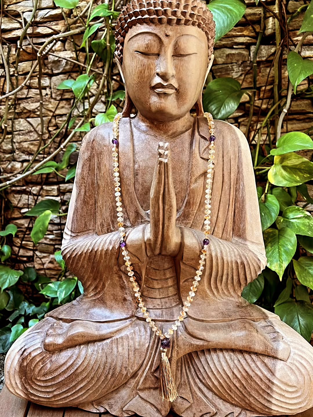 ✨ Energia que se veste, beleza que se sente. ✨
Nosso japamala de Citrino Facetado + Ametista é o encontro da prosperidade com a proteção, finalizado com franja bege que dá um toque de elegância irresistível.
O citrino desperta a confiança e abre caminhos.
A ametista acalma, protege e clareia a mente.
Juntas? Harmonia pura para acompanhar seus rituais e seu dia a dia.
Pronta para vibrar alto com essa combinação poderosa? 🔮💛💜#Japamala #PedrasNaturais #Citrino #Ametista #EnergiaPositiva #Proteção #Prosperidade #FeitoÀMão #Amuletos #BemEstar