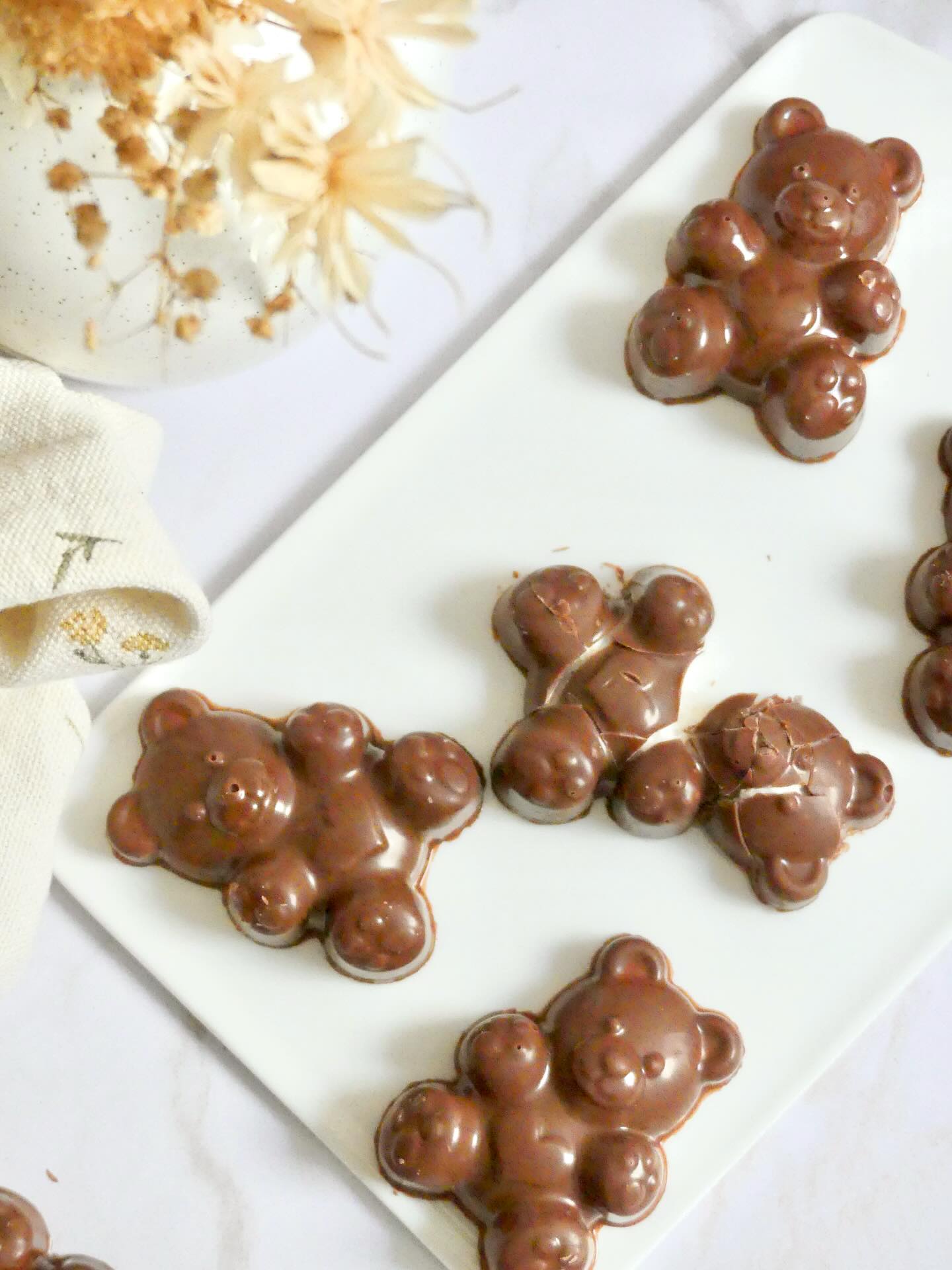 🐻 Un petit ourson tout tendre, une coque en chocolat @valrhona qui craque juste comme il faut… et la magie commence ✨
J’adore capturer ce moment précis où le croquant rencontre le fondant, où la guimauve se dévoile doucement, presque timide.
C’est un détail, un geste simple, mais il raconte tout : la douceur, la nostalgie, l’enfance, les petits plaisirs qu’on aime savourer lentement ou rapidement pour les plus gourmands 🫣
~
#oursonguimauve #pastry #gourmandise #douceur #pâtisserie #chocolat #noël