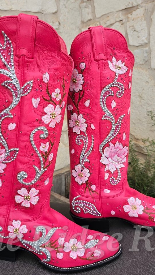 Hand painted boots! I like to sketch, then define with a metallic or black fabric marker. Easier to paint when the lines stand out. Cherry blossoms, peonies, and dahlias ♡ Created for Rebekah Miss Rodeo Washington!
#rodeoqueen #handpaintedboots #rodeoqueenfashion #customboots #rhinestones