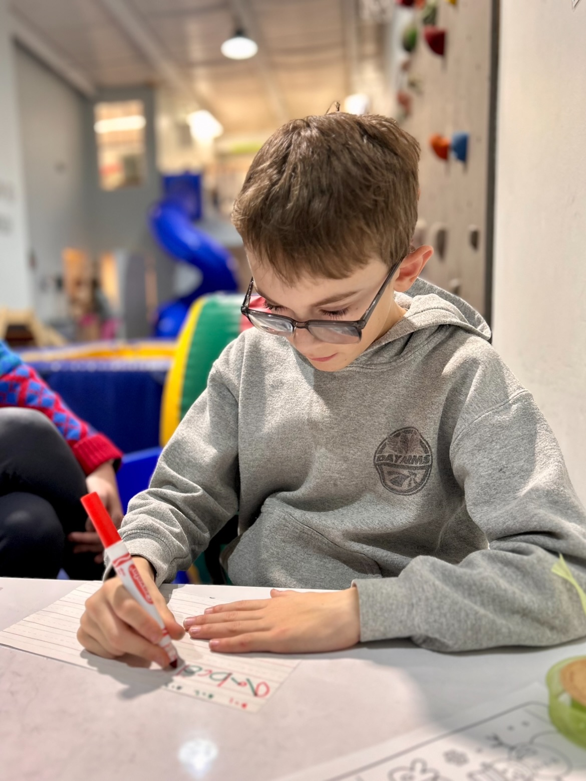 Getting in a festive spirit while working on hand writing with OT Mrs. Kelli!?️✍️?
#occupationaltherapy #hoggtherapy #playlearnachieve