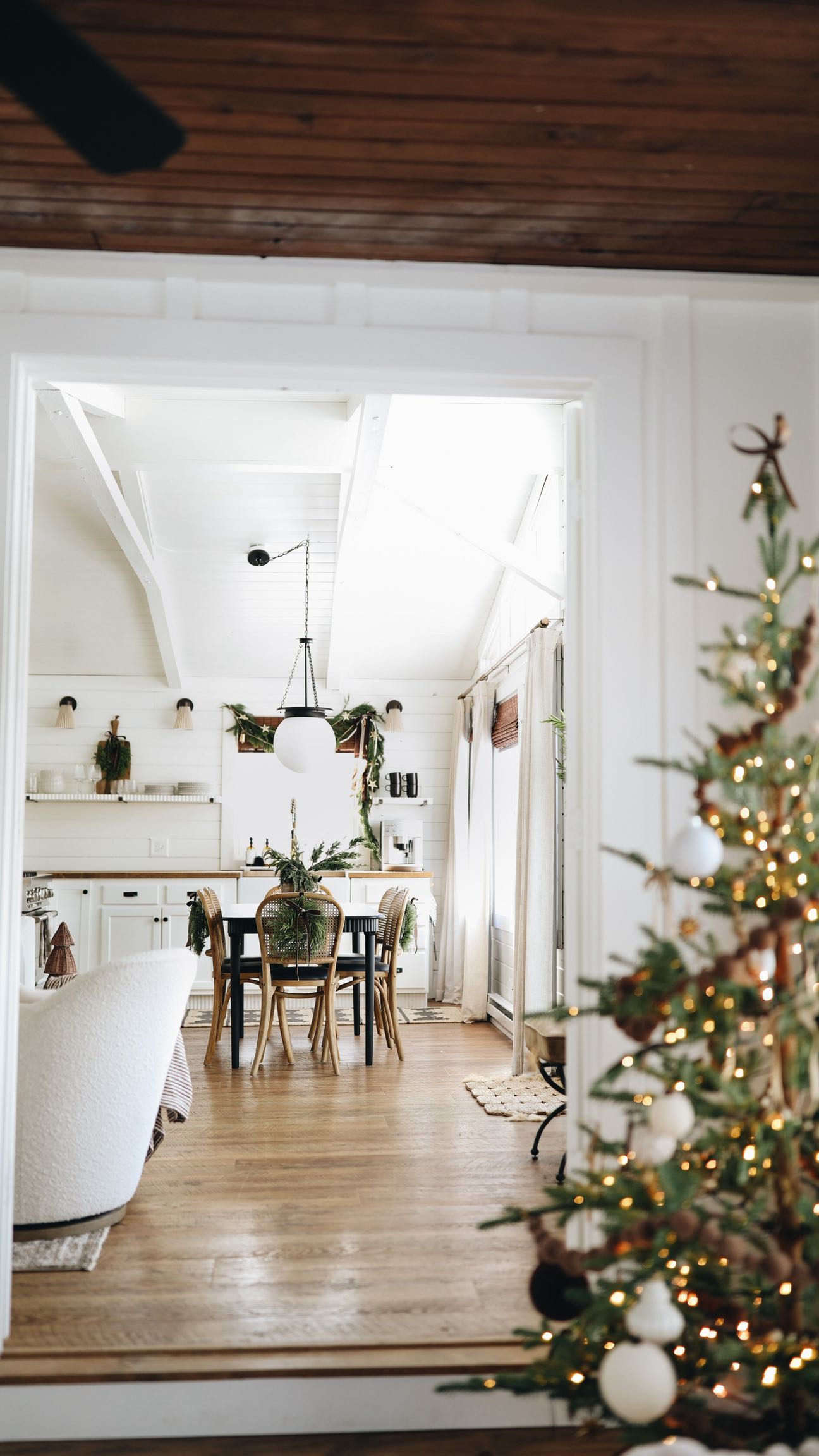 She’s magical. Book your stay at the Christmas cabin at www.lundeenlakerentals.com
?: @annahartlphoto