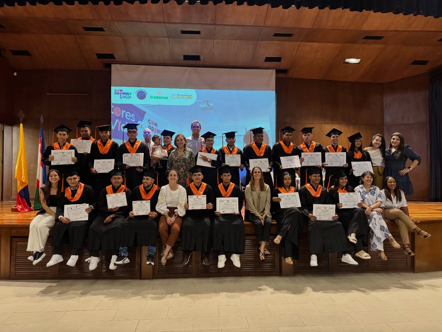 Motores de Vida es un programa de formación en mecánica de motos que nació gracias a la visión de líderes que comprendieron la importancia de llegar al territorio y abrir nuevas oportunidades para los jóvenes, enmarcado en el Eje de Empleabilidad de Compromiso Valle. 🏍️
Esta iniciativa ha sido posible gracias a la articulación entre @propacificoorg, @fundacionfanalca, @cedecurorg y el @c.c.crear_futuro, organizaciones que hoy trabajan unidas por un propósito común: contribuir al cierre de brechas en la región.
Celebramos con orgullo la graduación de 23 jóvenes de las comunas 18 y 20, quienes conforman la quinta cohorte del programa 2025. Su dedicación y compromiso reflejan el potencial que existe en nuestros territorios y la importancia de creer en que las oportunidades transforman vidas. 🎓✨
#TodosSomosCompromisoValle