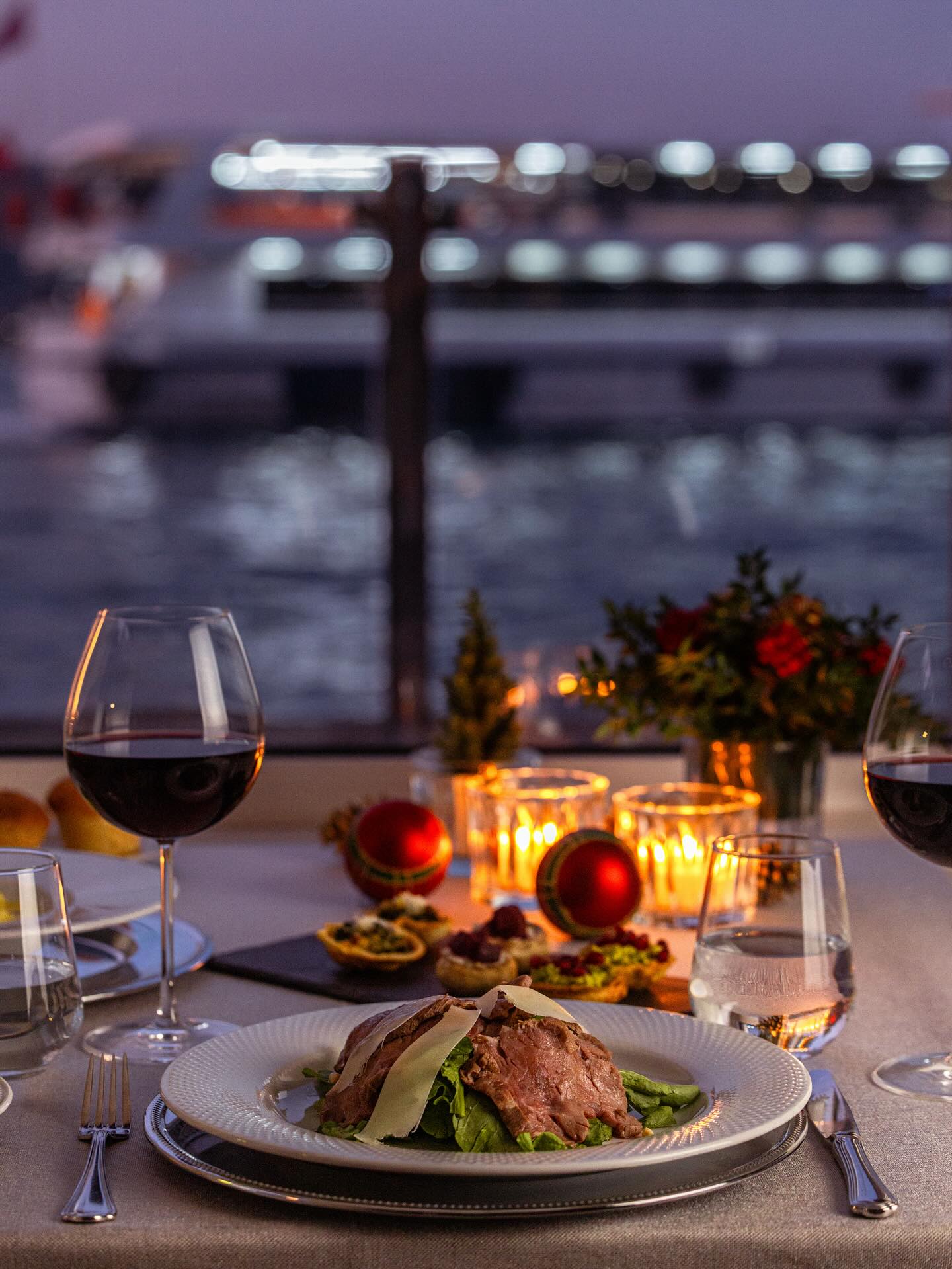 Yeni yıla boğazın büyüleyici manzarası eşliğinde lezzetli bir başlangıç yapın. ✨
Celebrate the New Year with stunning Bosphorus views. ✨
Rezervasyon için:
? +90 216 422 00 03
✉️ info@bosphoruspalace.com
? Yalıboyu Caddesi No: 64, Beylerbeyi, İstanbul
#BosphorusPalaceHotel #BoatHouseRestaurant #newyeardinner #bosphorusview #newyear #finecuisine