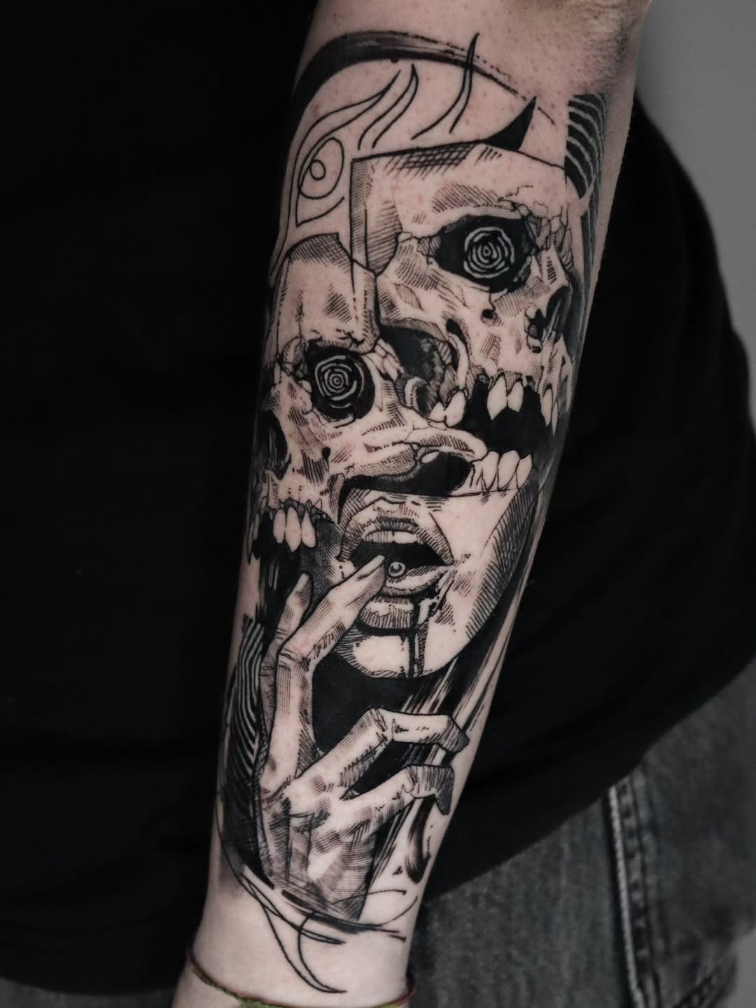 Um projecto bastante personalizado usando as ideias do cliente. Feito pelo @joao.icaru_tattoo
#tattoo #tattooart #tattooproject #blackwork #inklife #ink #tattooer #blackworktattoo #inkshop #inkfamily #pt