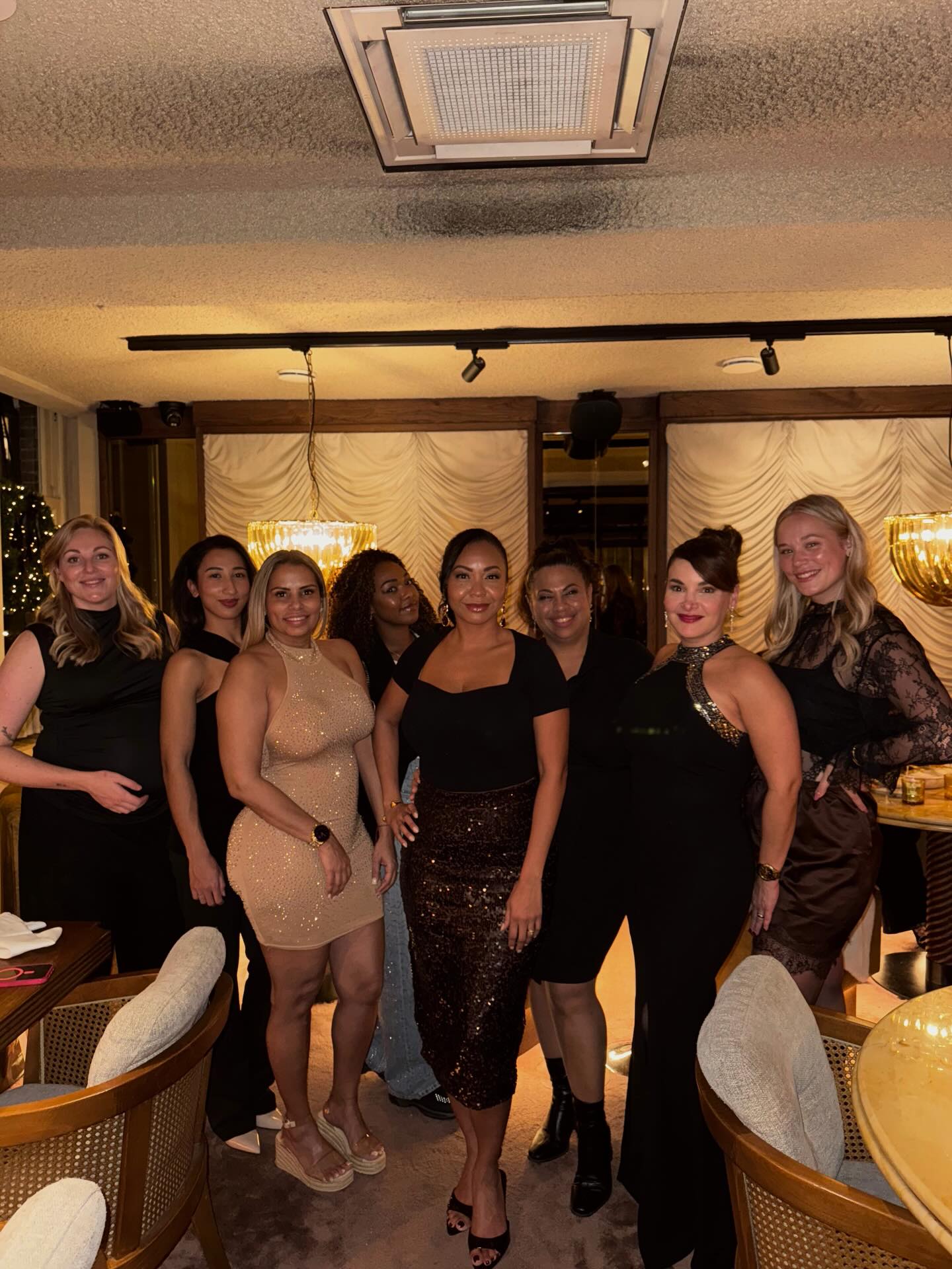 ABOUT LAST NIGHT
An evening of good food, laughter and gratitude ✨ Celebrating an incredible year with the team behind Cosmopolitan Clinic Amsterdam ?✨❤️