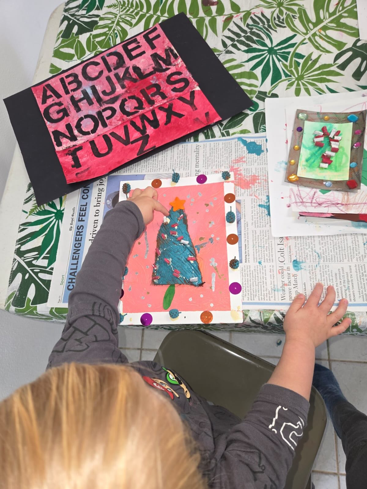 Bush hunters creating thoughtful gifts for their families, inspired by nature’s own artwork. 🍃🎨 Using the little treasures they find outdoors, they craft pieces filled with care, creativity, and a sprinkle of nature’s magic.
Join in the fun for next term using the link in the bio!!! #kansbermuda #childrenprograms #naturebasedteaching #nature #bermuda