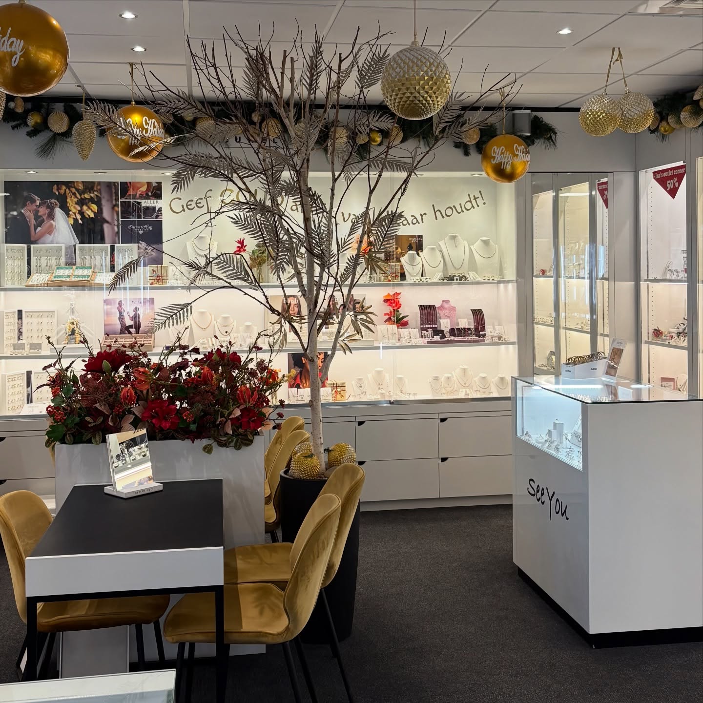 Onze winkel in kerstsferen. Wij staan komende 1,5 week voor jullie klaar voor de mooiste kerstcadeaus ? Bij iedere aankoop in december ontvang je een cadeaubon t.w.v. β¬10,- welke je in het nieuwe jaar kan besteden. ?
#inavanthoog #kerst #juwelier #cadeaus #cadeaubon