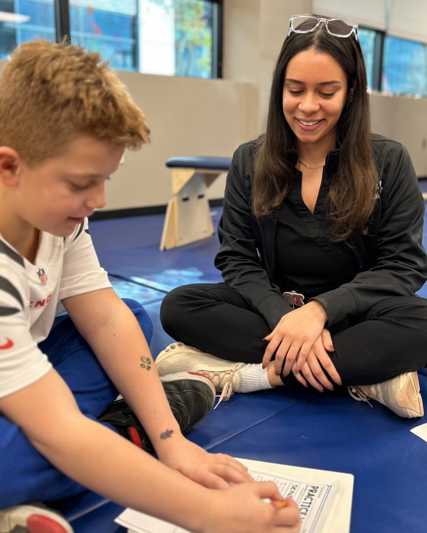 Working on fine motor skills during occupational therapy with Ms. Aysia! Sometimes, practicing writing can be frustrating for kiddos, but impatience or meltdowns when it comes to handwriting can be overcome with help from an OT — they’re experts in emotional regulation and all things fine motor skills! ✍️? #hoggtherapy #hoggtherapypediatrics #occupationaltherapy