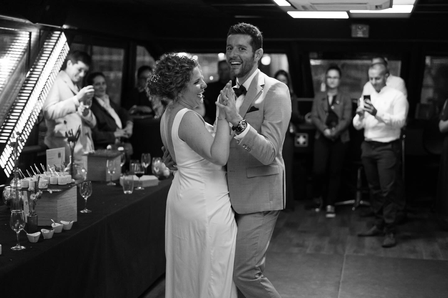 Ouverture de bal à bord de l’un des bateaux des @lesyachtsdelyon ⚓️📸
#photographedemariage #photographedemariagelyon #mariagelyon #mariagebeaujolais #photographedemariagefrance #frenchweddingphotographer #weddinginfrance #destinationwedding #mariagebourgogne #mariageauchateau #mariageromantique #mariageelegant #mariageauthentique #mariageintime #documentaryweddingphotographer #storytellingwedding #fineartwedding #luxurywedding #weddinginspiration #inspirationmariage