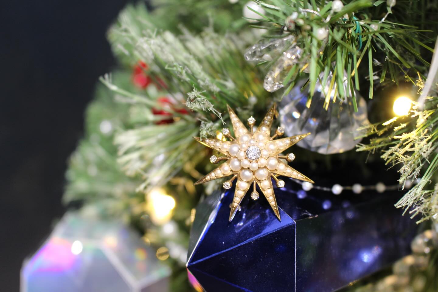 Are you ready for the festive season ?
Our latest gift guide has just arrived and it’s full of ideas for the party season and beyond
This beautiful Victorian pearl and diamond star 🌟 brooch would be perfect all wrapped and under the tree, so wearable all year round.
#christmasgift #victorianjewellery #starbrooch #stars #antiquejewellery #brooch #thomasgloverjewels #jewellery #antiquejewelryaddiction #buyitwearitloveit