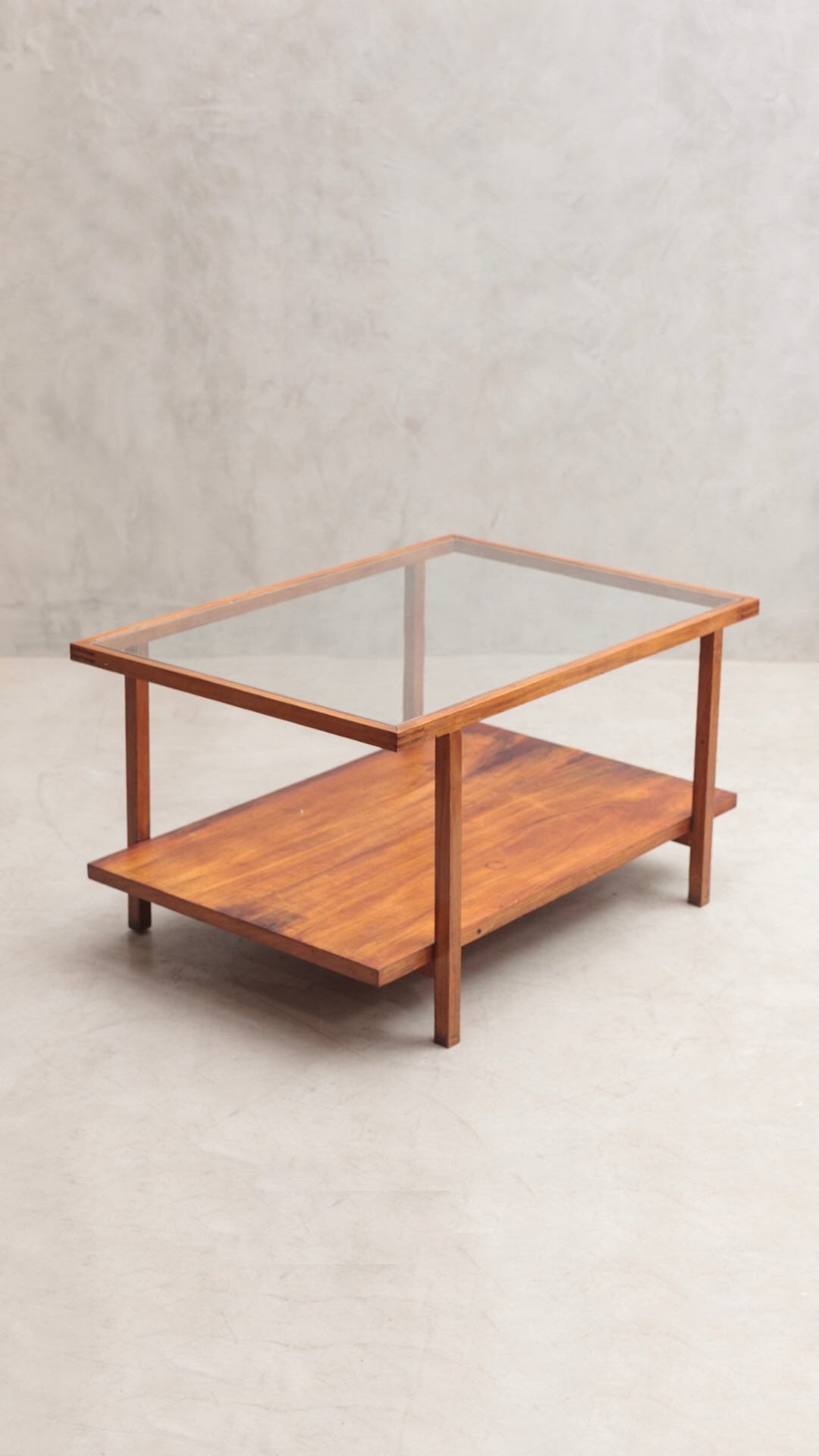 Na São Paulo dos anos 1950, um grupo de jovens arquitetos inquietos decidiu aproximar a arquitetura moderna do cotidiano. Assim nasceu a Branco & Preto, considerada a primeira loja de móveis modernos do país e um marco na renovação do design brasileiro.
Criado por Roberto Aflalo, Jacob Ruchti, Miguel Forte, Plínio Croce, Carlos Millan e Chen Y Hwa, o estúdio introduziu um mobiliário de linhas puras, madeira brasileira e proporções precisas — peças produzidas artesanalmente e desenhadas para dialogar com a arquitetura moderna que surgia na cidade.
Durante seus anos de atividade, tornou-se ponto de encontro de arquitetos e referência para quem buscava o novo.
Dentro desse legado, apresentamos esta mesa em caviúna maciça e folheada, com tampo de vidro e prateleira inferior. Leve no desenho e clara na função, sintetiza a estética refinada e o rigor construtivo que definiram a produção da Branco & Preto.
Peça original de época, hoje integra o acervo da Lora Ronco, preservando um capítulo essencial da história do mobiliário moderno brasileiro.
Disponível em nosso acervo.
📍 www.loraronco.com.br
📞 Fale conosco: (11) 99122-7578
#loraroncogaleria #designbrasileiro #braziliandesign #mobiliáriomoderno #mobiliariomodernobrasileiro #vintageinteriors #moderndesign #vintagefurniture #mobiliárioassinado #galeriasp #galeriademóveis #galeriadesign